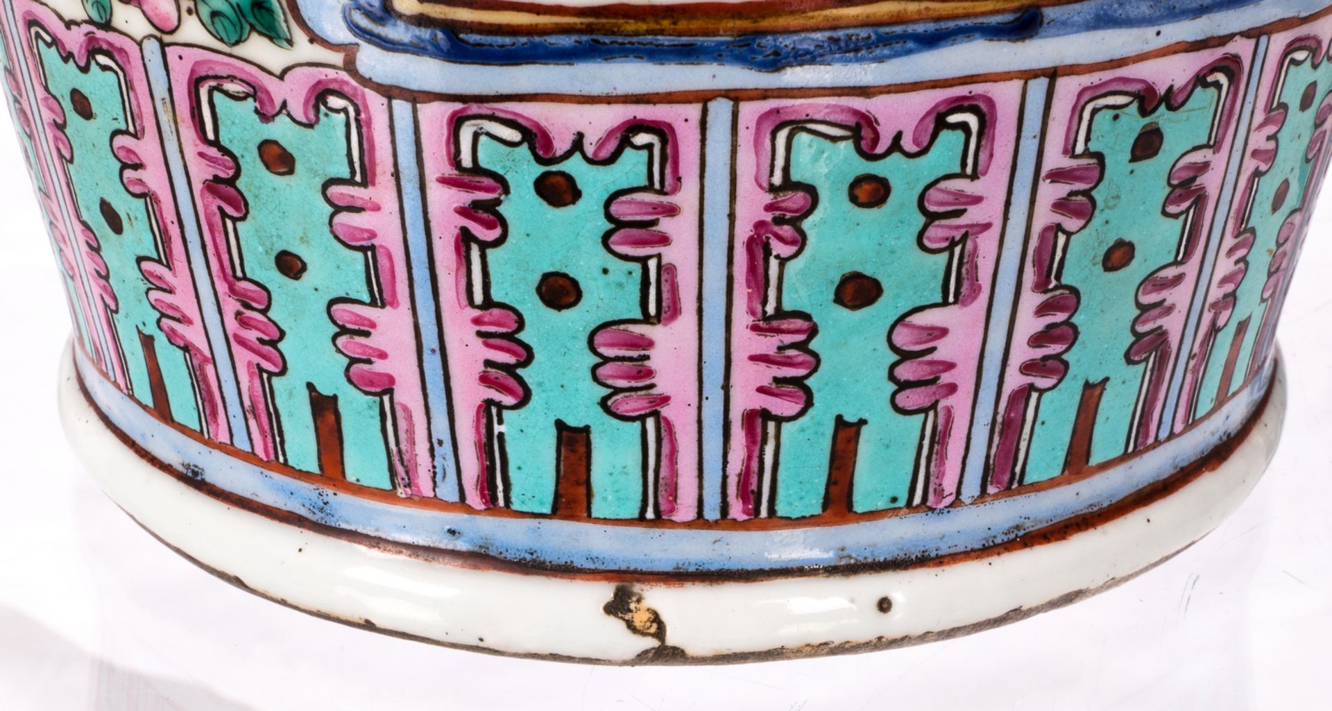 A Chinese famille rose vase and dish, decorated with court and animated scenes, 19thC, H 61 - - Bild 9 aus 11