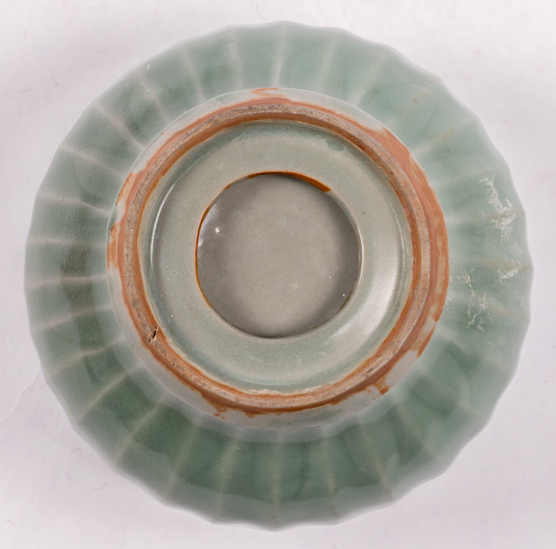A Chinese celadon with relief jar and cover, type Ming, H 25,5 cm - Bild 9 aus 9