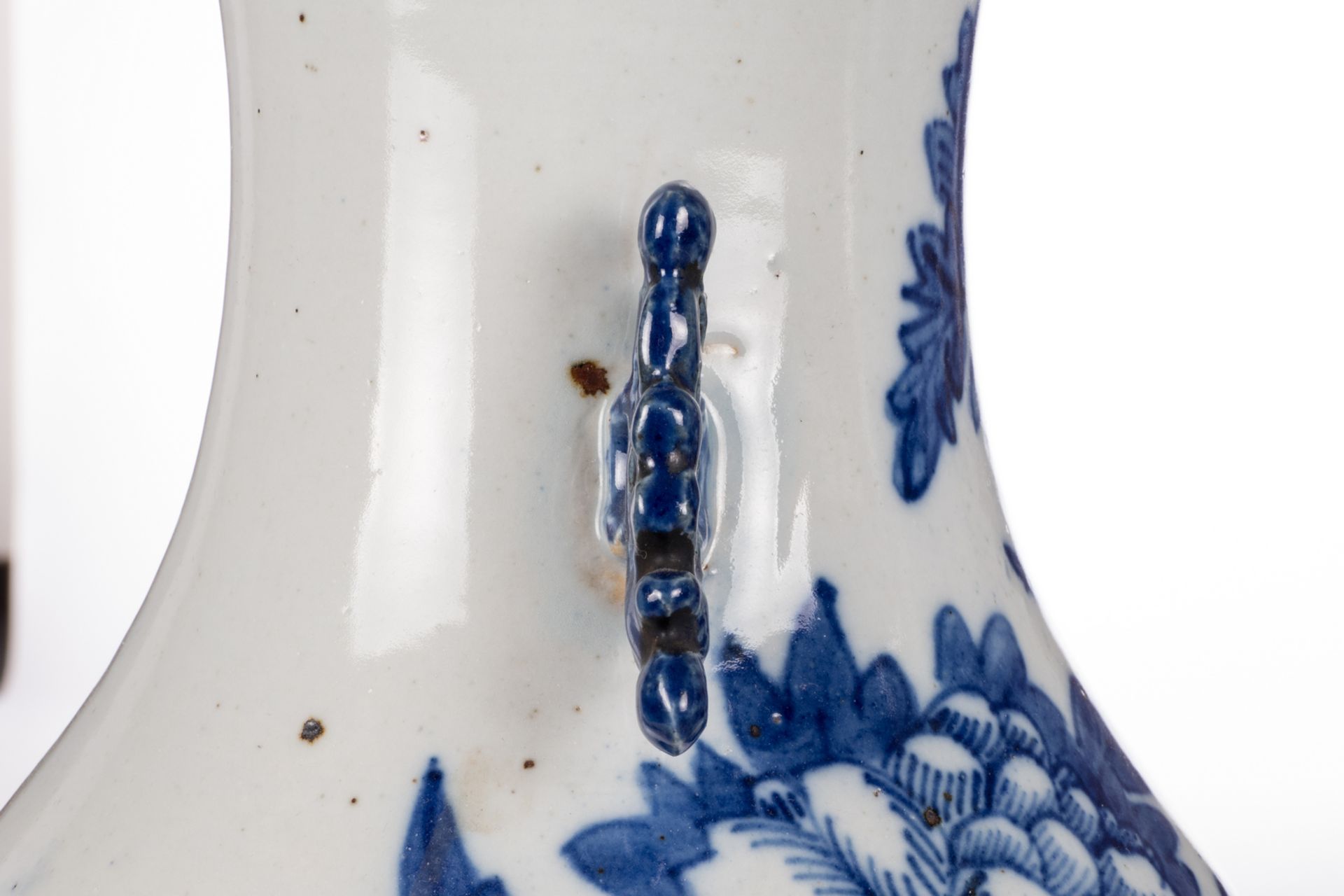 Five Chinese blue and white vases, decorated with birds and flower branches, antiquities and an - Bild 33 aus 38