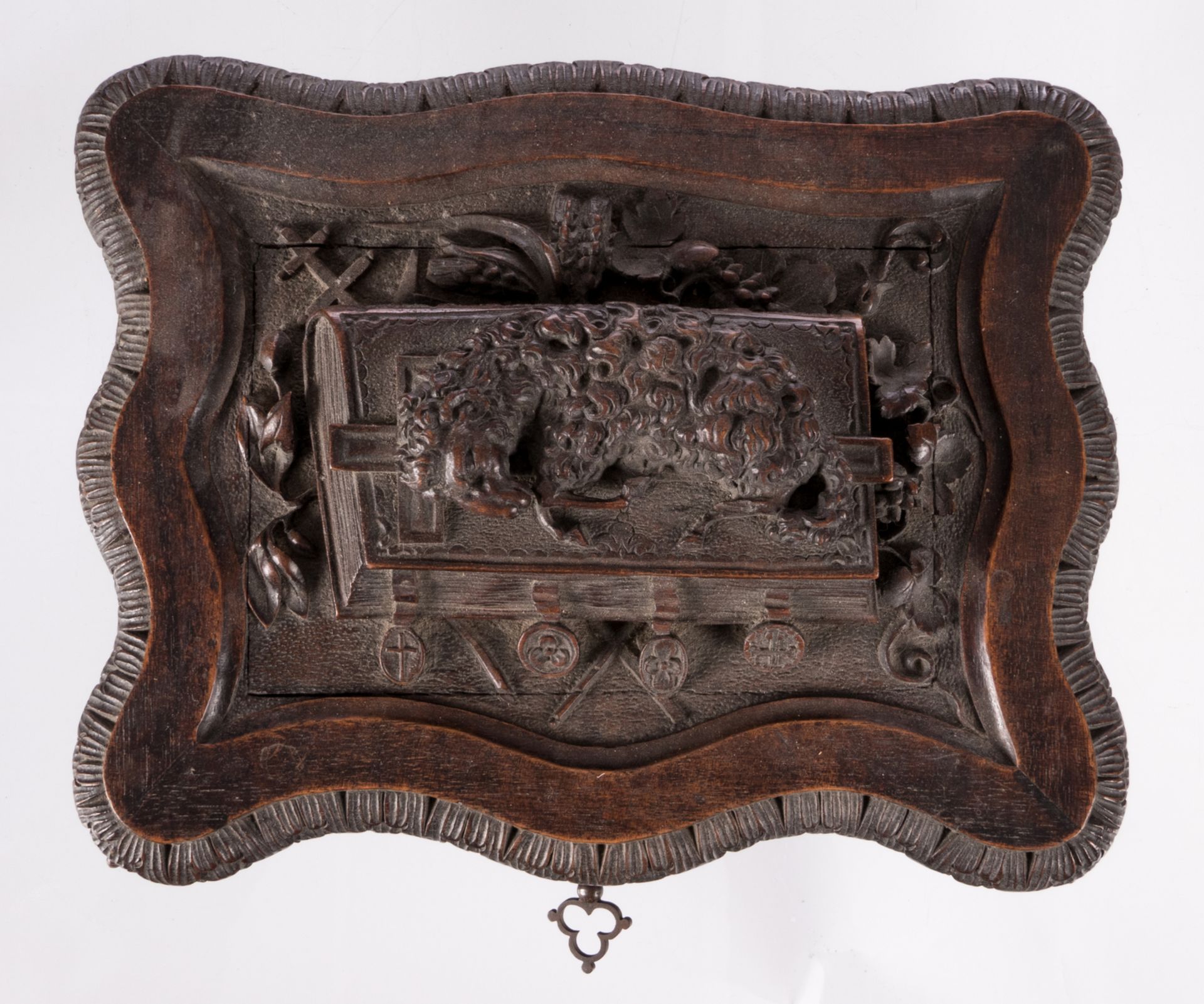 A sculpted walnut jewelry box decorated with religious symbols, H 16 - W 32 - D 26 cm - Bild 7 aus 11