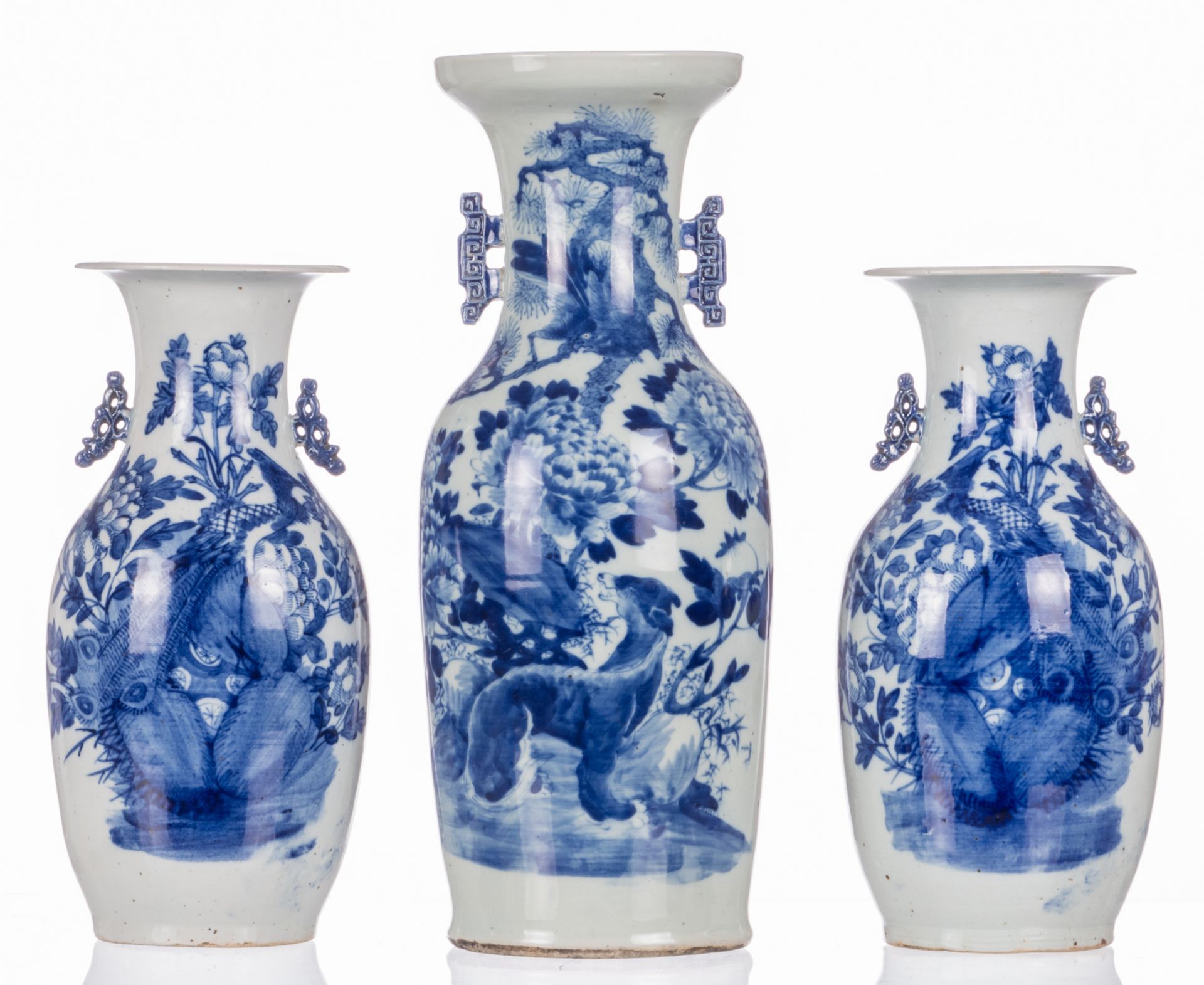 Five Chinese blue and white vases, decorated with birds and flower branches, antiquities and an - Bild 6 aus 38