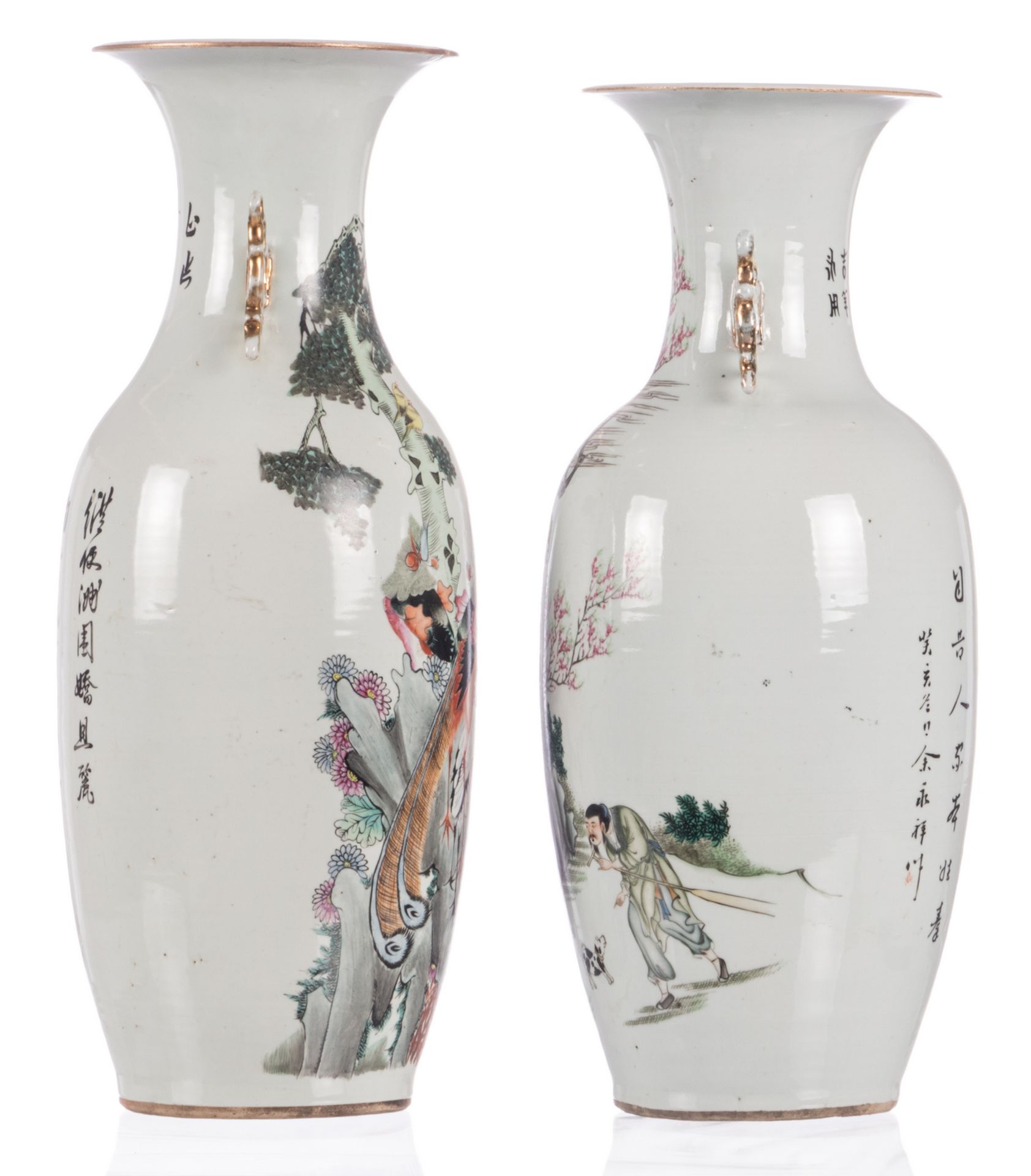 Two Chinese famille rose vases, one vase decorated with an animated scene and calligraphic texts and - Bild 4 aus 6
