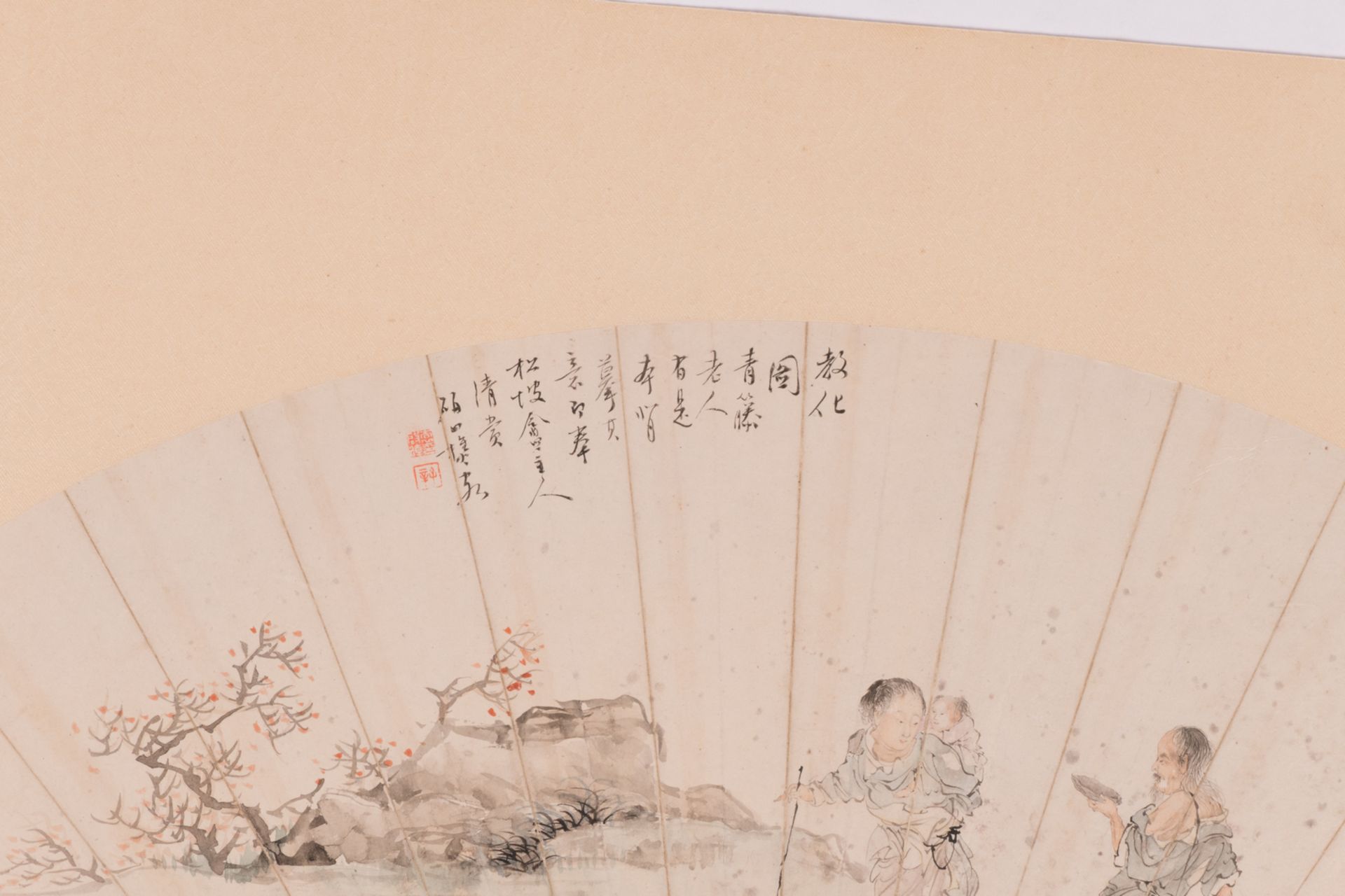 A Chinese fan shaped watercolour depicting a woman and child and a man with a beggars cup in a - Bild 3 aus 6