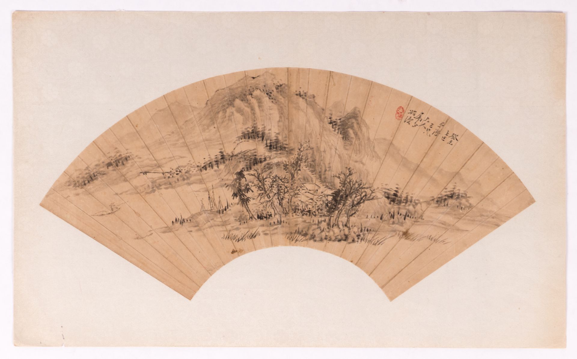 A Chinese fan shaped watercolour depicting a village in a mountainous landscape, second half of - Bild 4 aus 12