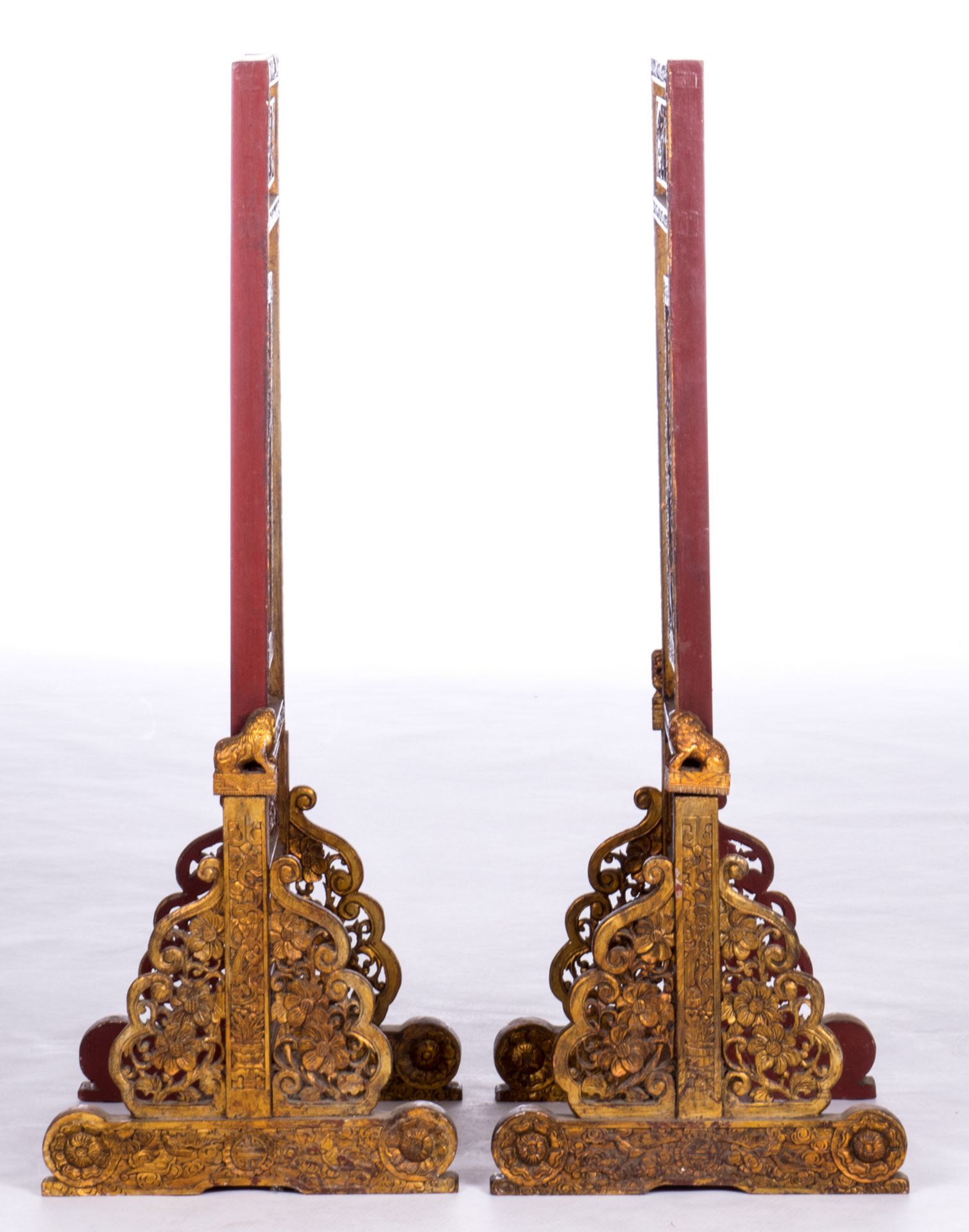 A pair of Chinese gilt wooden screens depicting court scenes and warriors, H 100 - W 47 - D 37 cm - Bild 4 aus 6