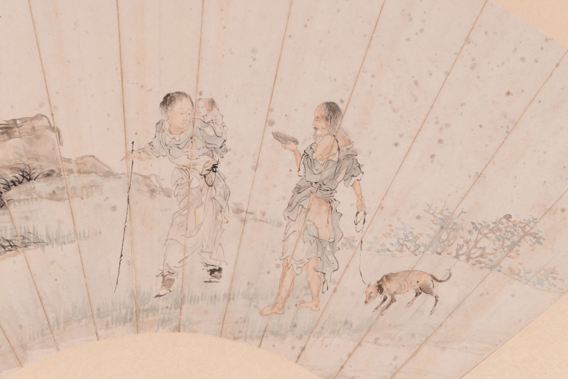A Chinese fan shaped watercolour depicting a woman and child and a man with a beggars cup in a - Bild 4 aus 6