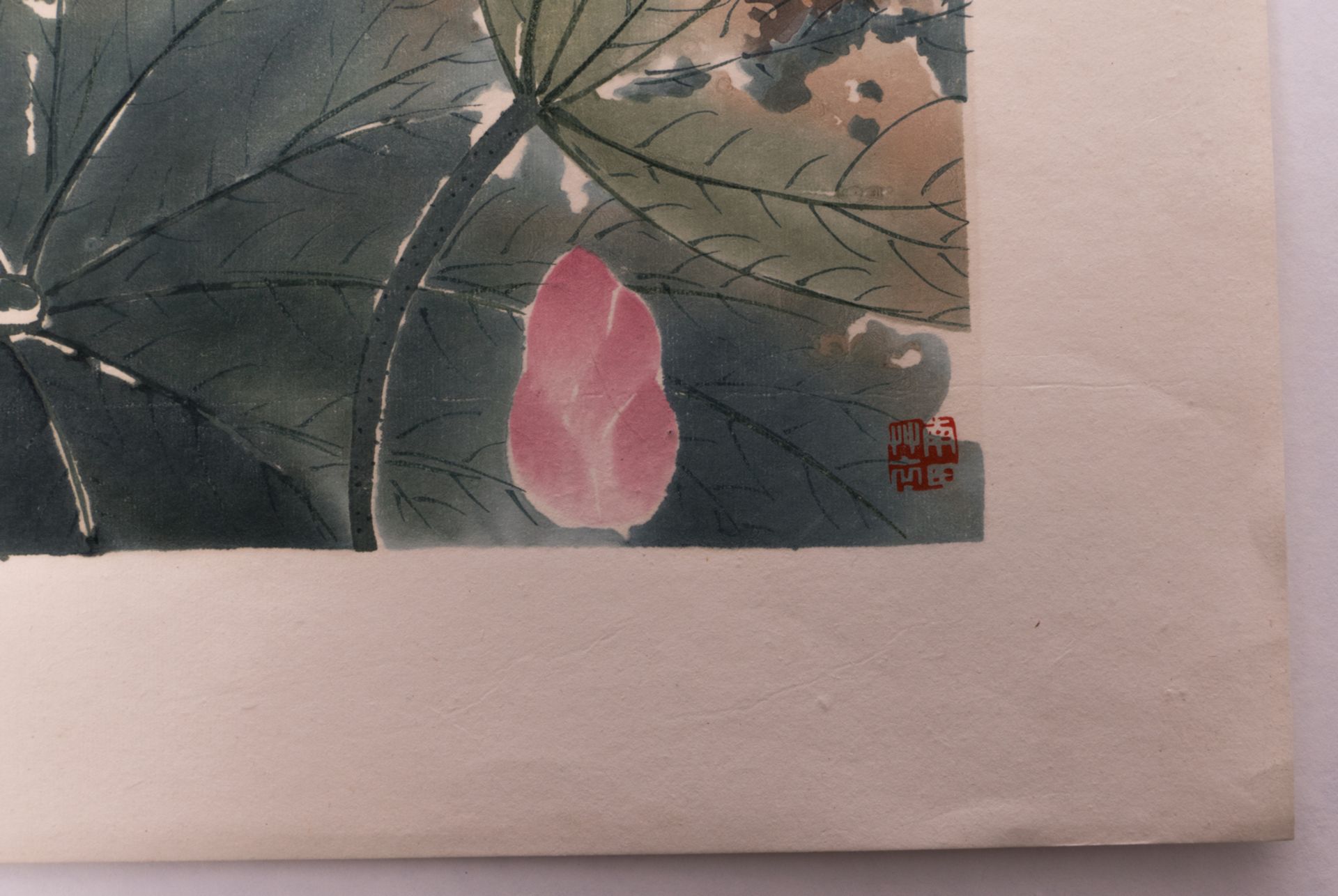 A lot of four Chinese woodcuts and two ditto watercolours depicting blossoms and flowers, 36,5 x - Bild 3 aus 18