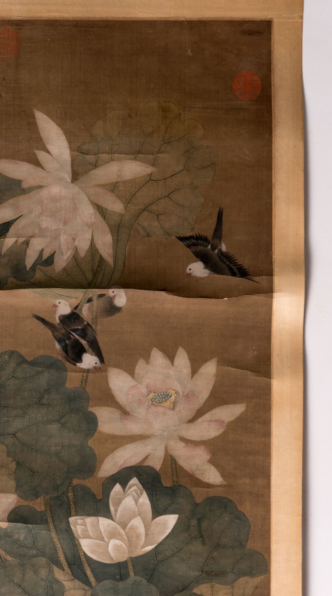 A Chinese scroll, watercolour on textile, depicting birds and water lilies, signed, 18thC, 61 x - Bild 3 aus 8