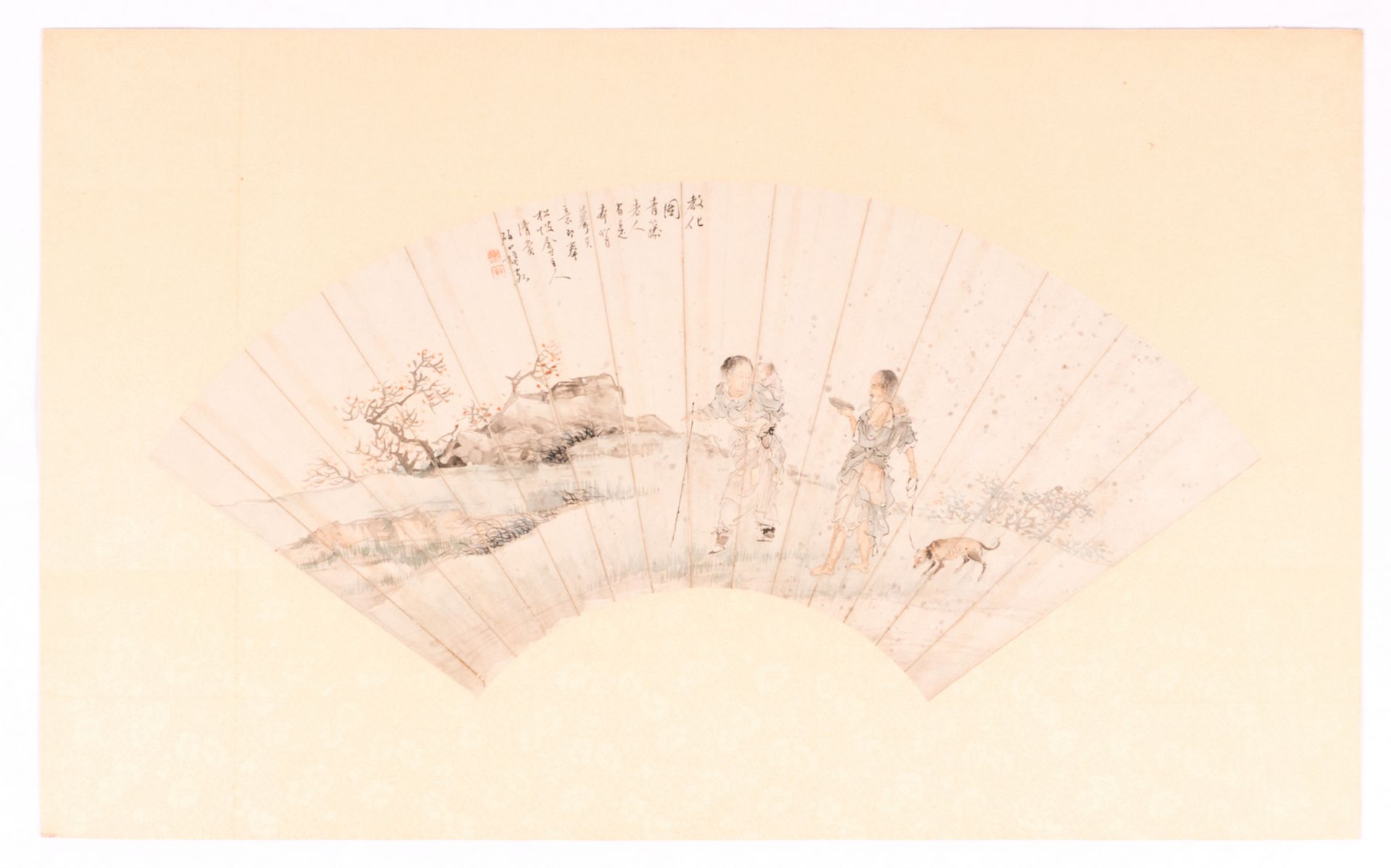 A Chinese fan shaped watercolour depicting a woman and child and a man with a beggars cup in a - Bild 2 aus 6