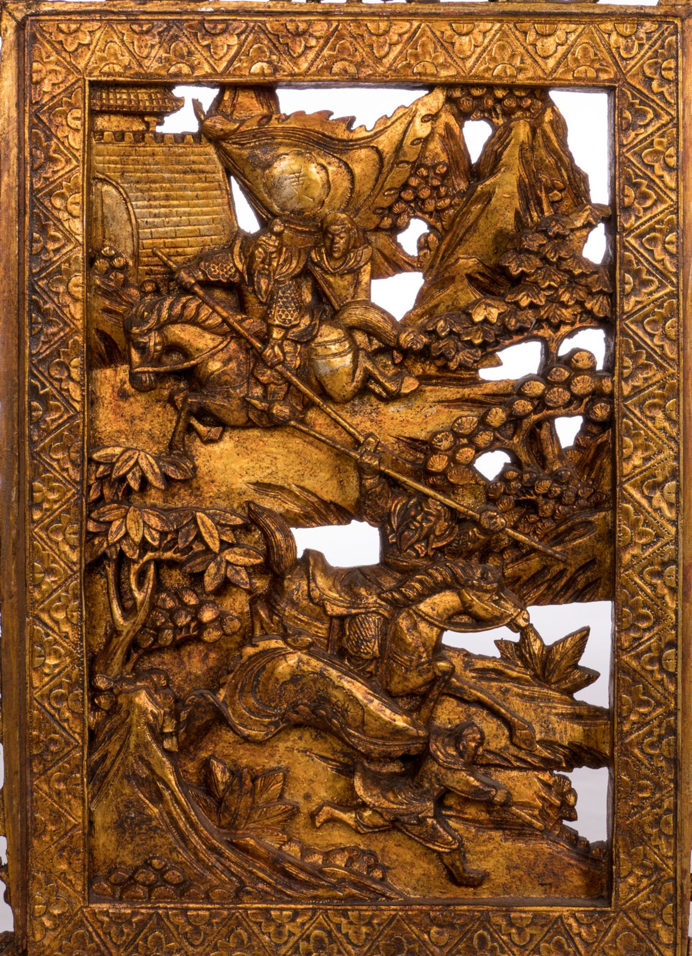 A pair of Chinese gilt wooden screens depicting court scenes and warriors, H 100 - W 47 - D 37 cm - Bild 6 aus 6