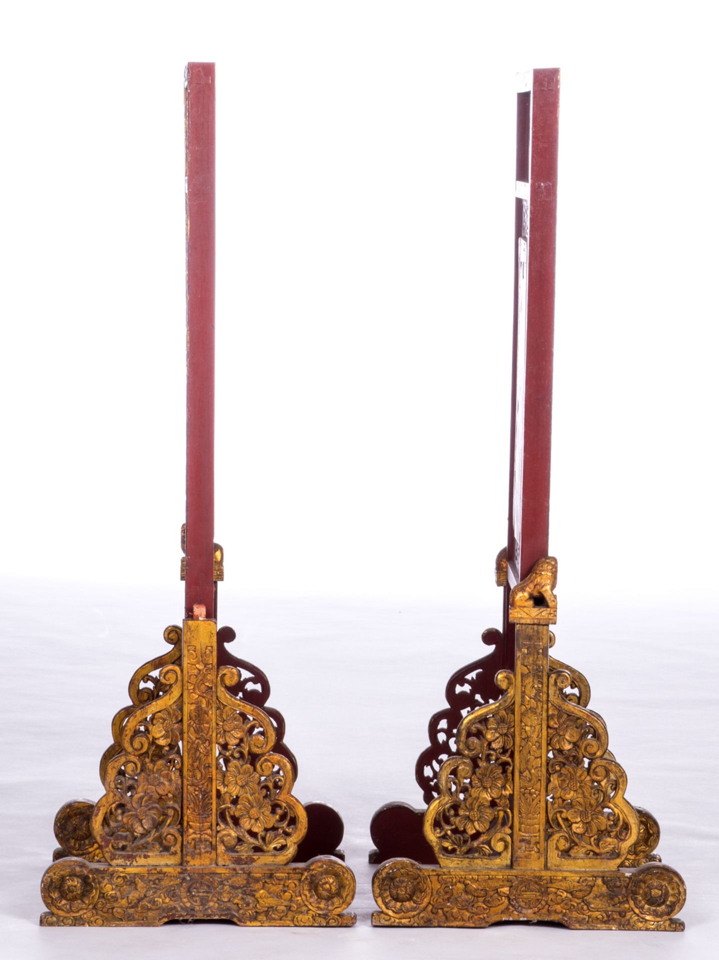 A pair of Chinese gilt wooden screens depicting court scenes and warriors, H 100 - W 47 - D 37 cm - Bild 2 aus 6