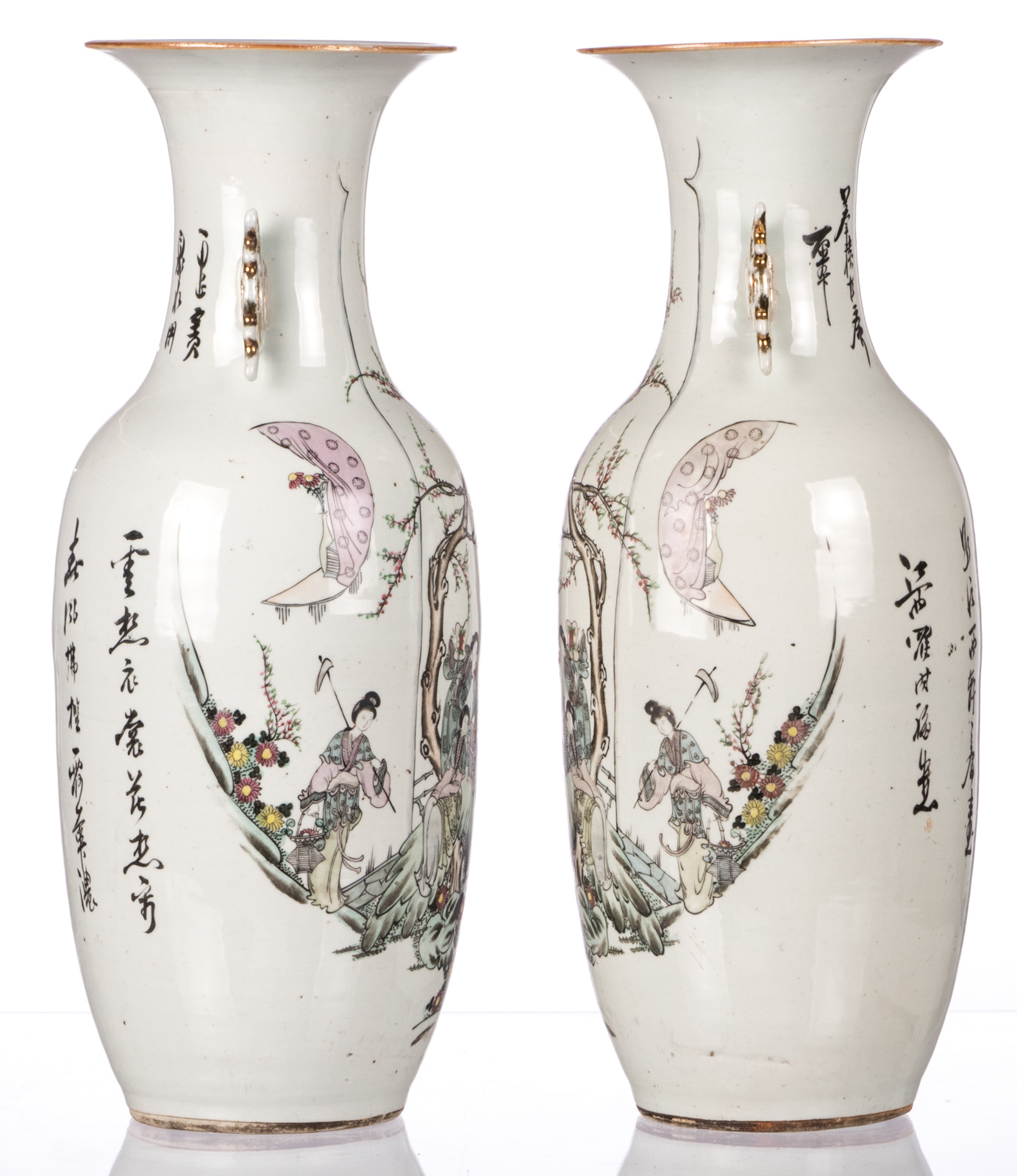 A pair of Chinese famille rose vases, decorated with a gallant scene and calligraphic texts, H 58, - Bild 2 aus 6