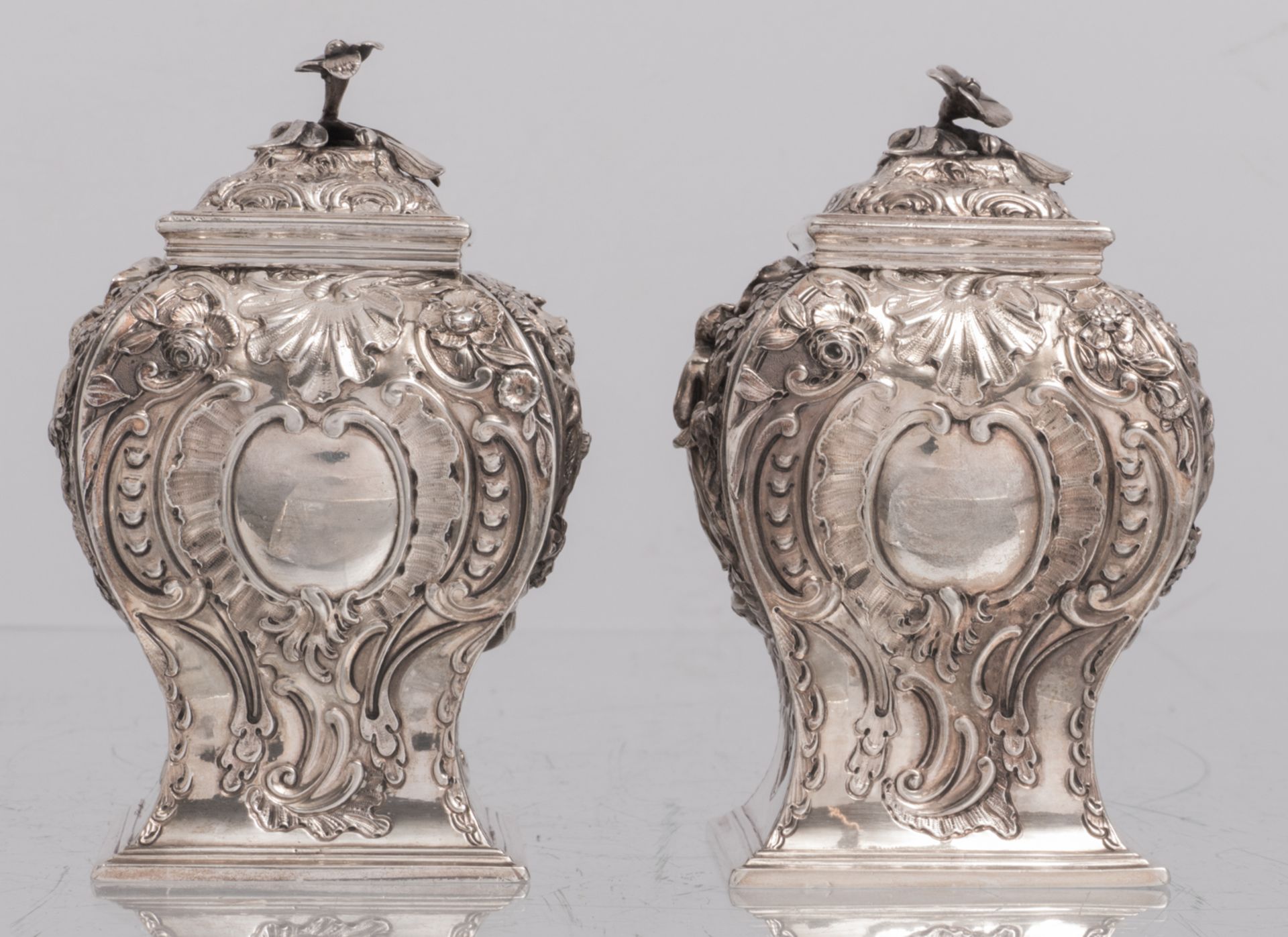 A pair of George II sterling silver chinoiserie decorated tea caddies, London hallmark, date - Bild 4 aus 7