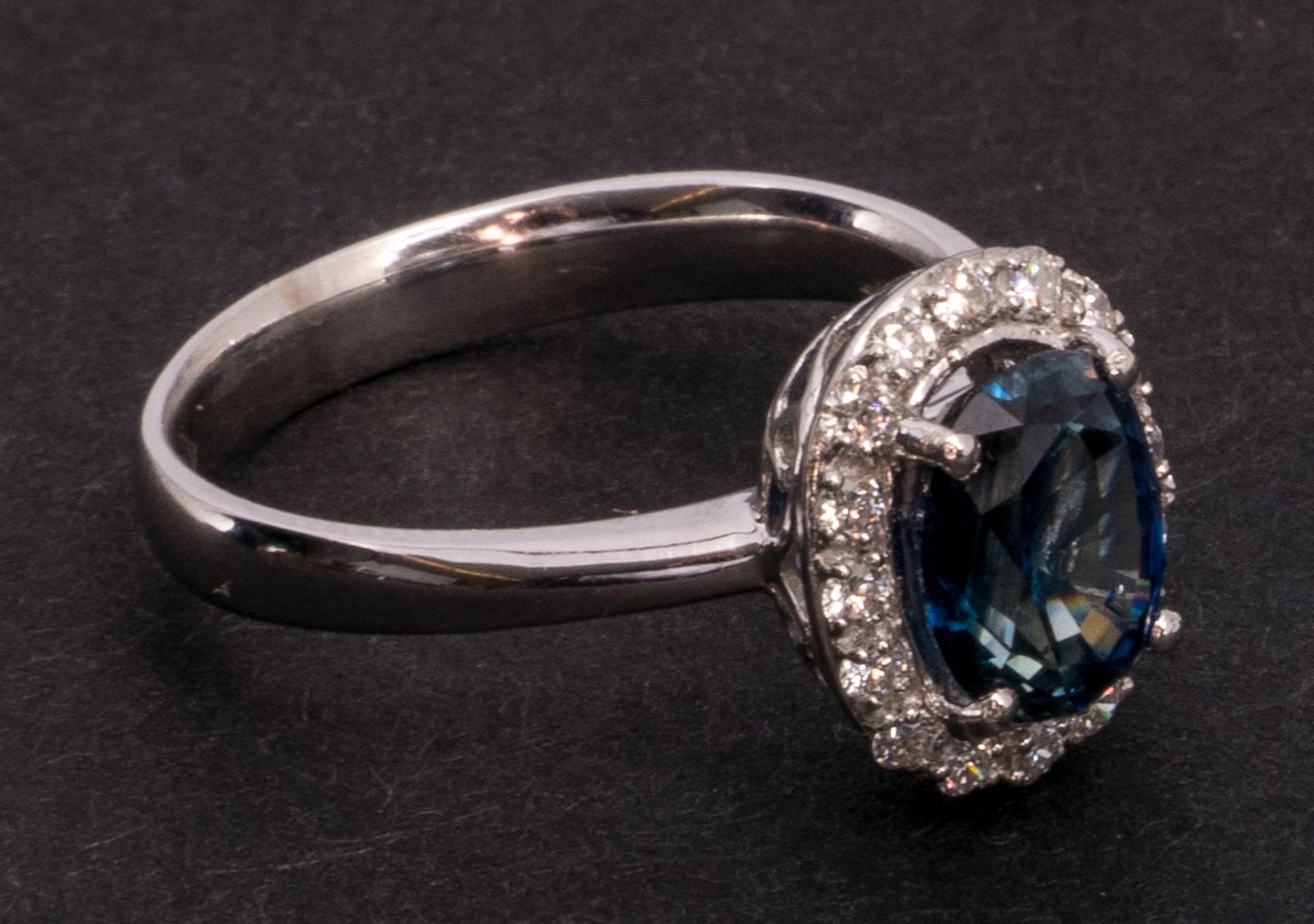 An 18ct white golden ring set with brilliants and a sapphire - Total weight: about 3,7g - Bild 8 aus 10