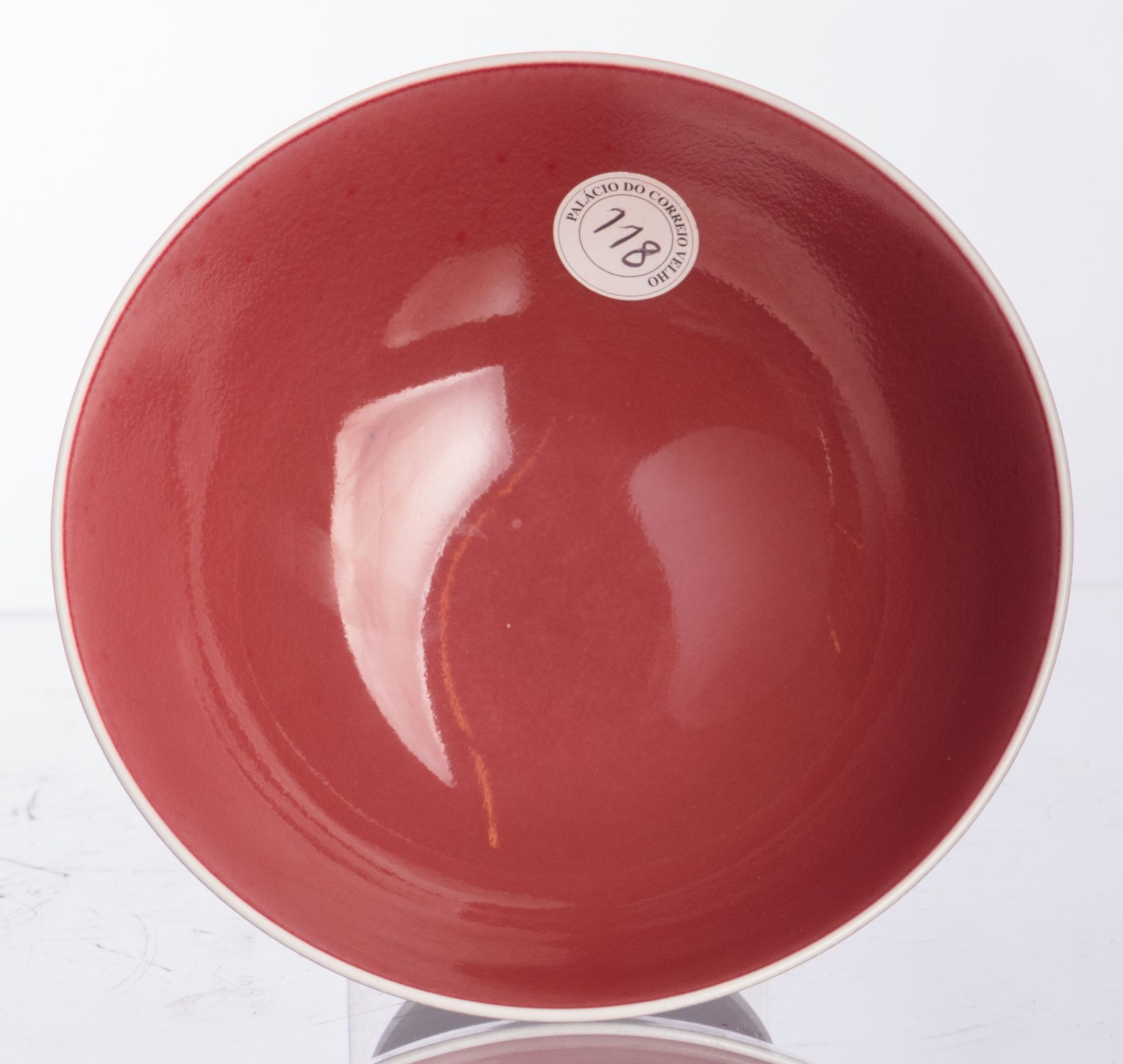 A Chinese peach bloom glazed stem bowl, Qianlong marked, H 11,5 - ø 18,5 cm - Bild 6 aus 8