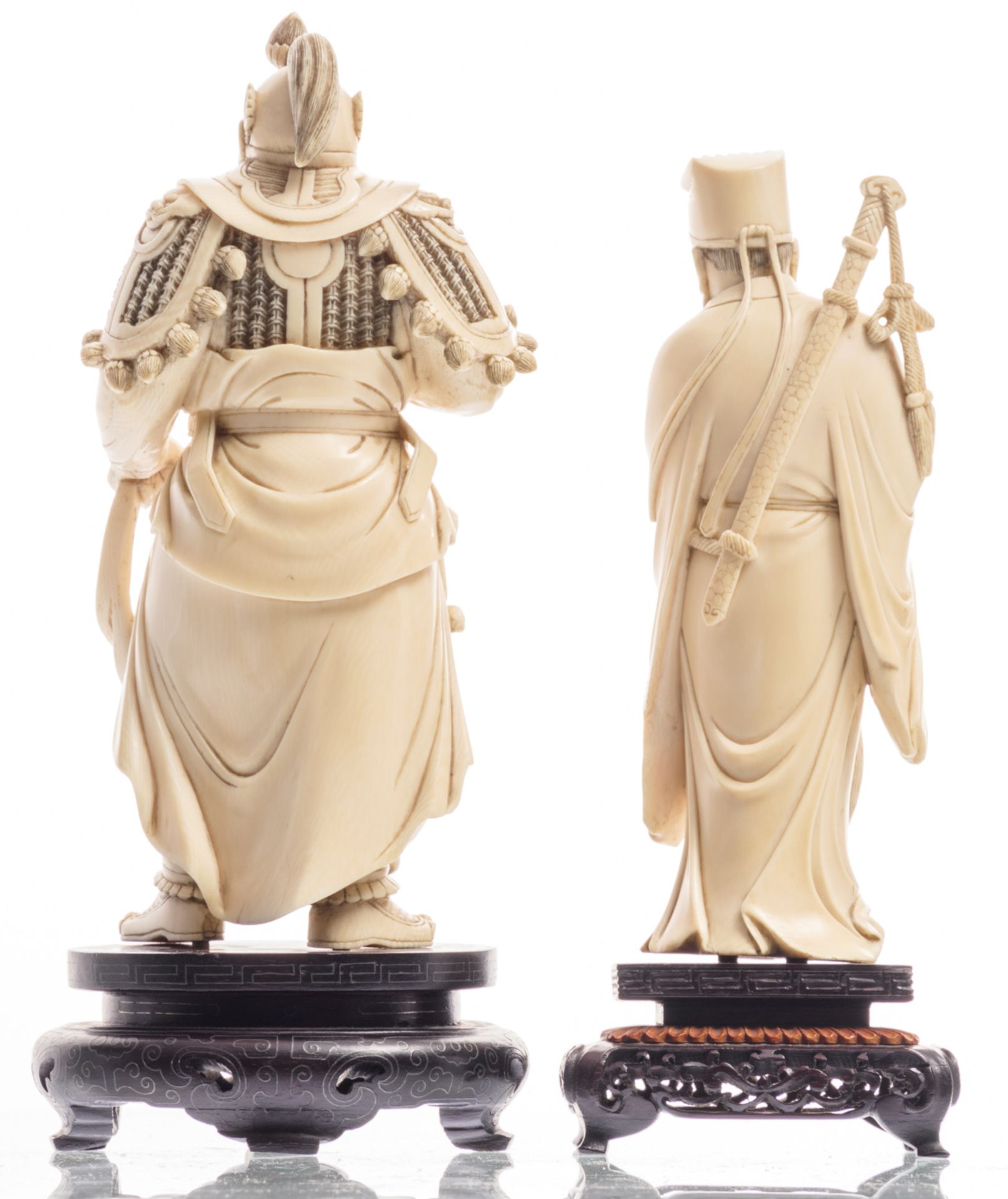 Two Chinese carved ivory figures of the Immortal Lu Dongbin and the warrior Guan Yu, both on a - Bild 3 aus 6