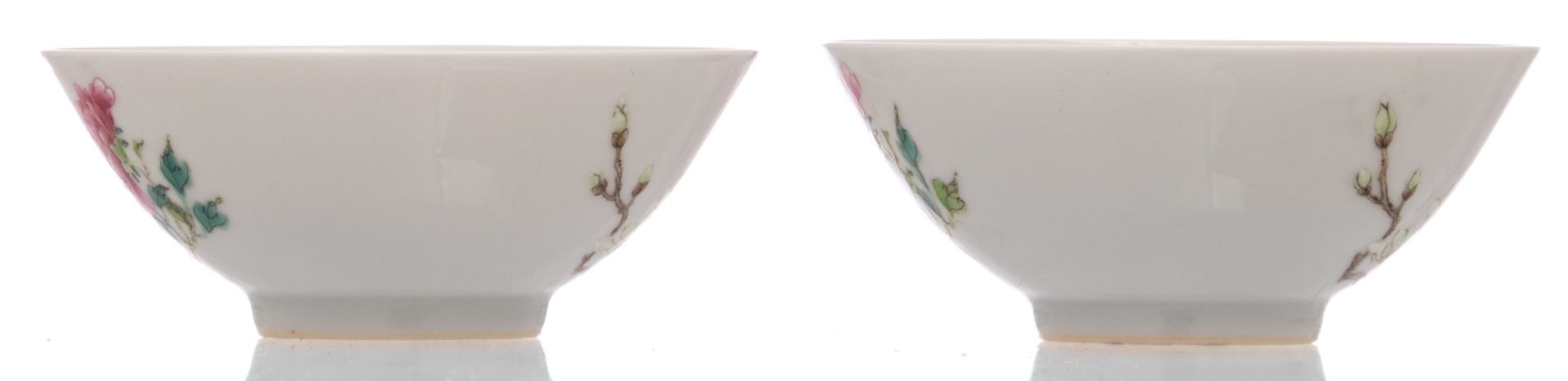 Two Chinese polychrome decorated cups with flower branches, with a Yongzheng mark, H 4 - ø 10,5 cm - Bild 3 aus 7