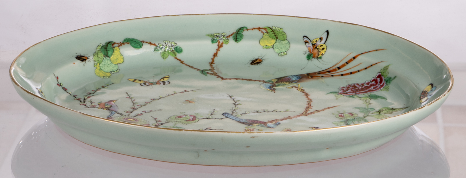 A Chinese oval celadon ground famille rose decorated plate with birds on flower branches and - Bild 5 aus 5