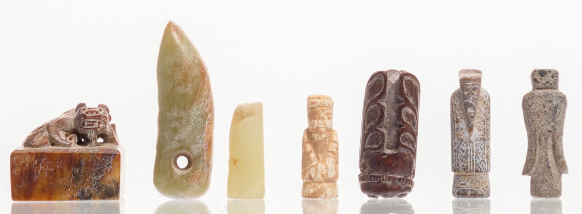 An important collection of Chinese carved jade ceremonial and ritual items: various bi disks, - Bild 8 aus 25