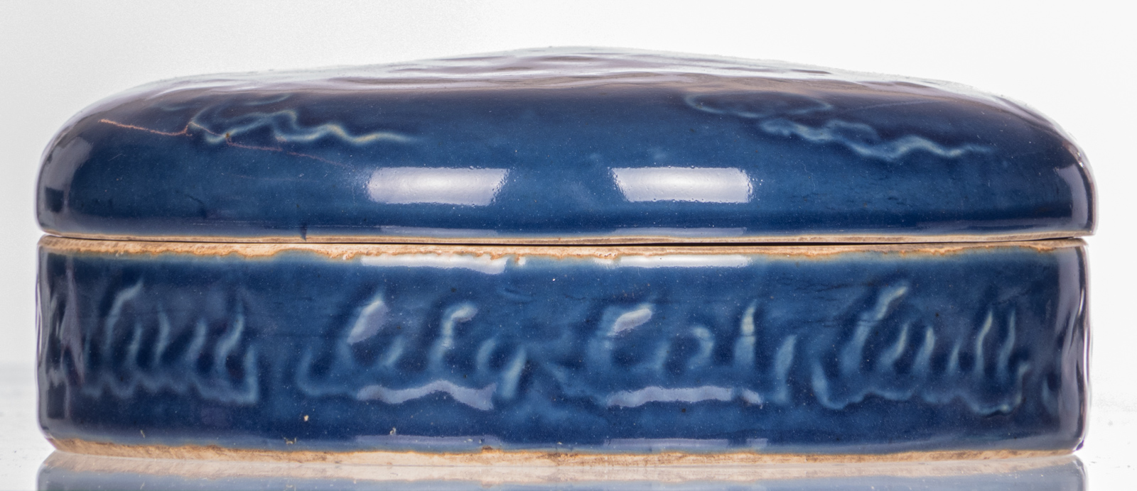 A Chinese blue monochrome glazed box and cover with low relief dragon decoration, H 7,5 cm - ø 22 - Bild 4 aus 9