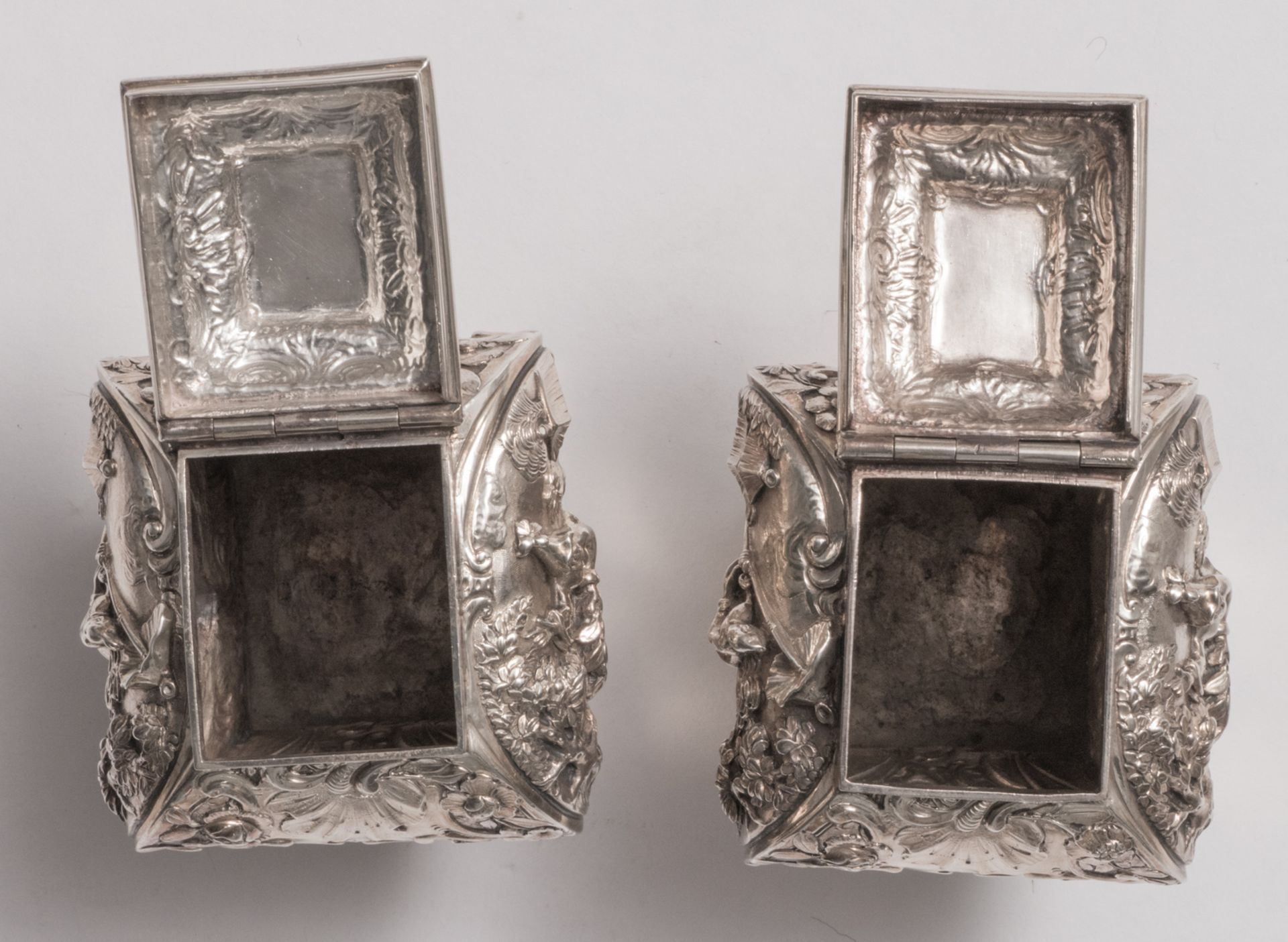 A pair of George II sterling silver chinoiserie decorated tea caddies, London hallmark, date - Bild 7 aus 7
