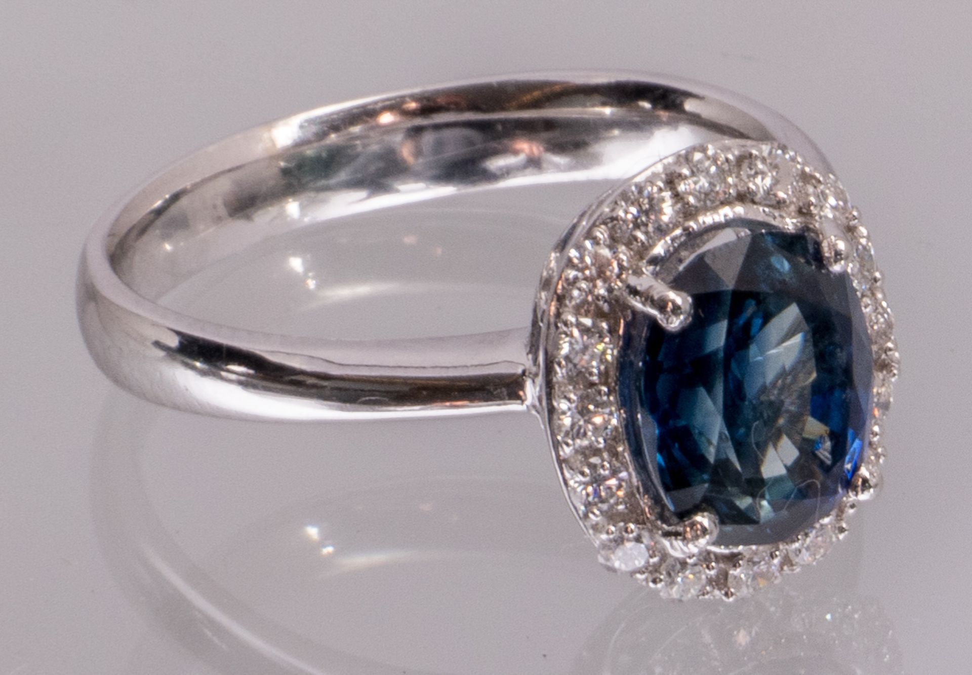 An 18ct white golden ring set with brilliants and a sapphire - Total weight: about 3,7g - Bild 7 aus 10