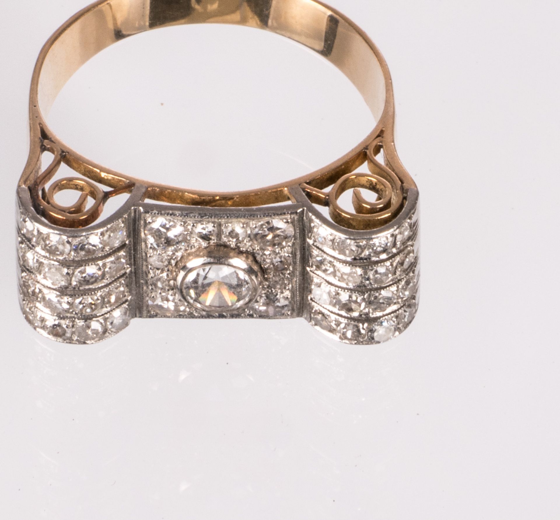 An 18ct golden ring set with brilliant cut diamonds; added an 18ct golden circural brooch set with - Bild 5 aus 5