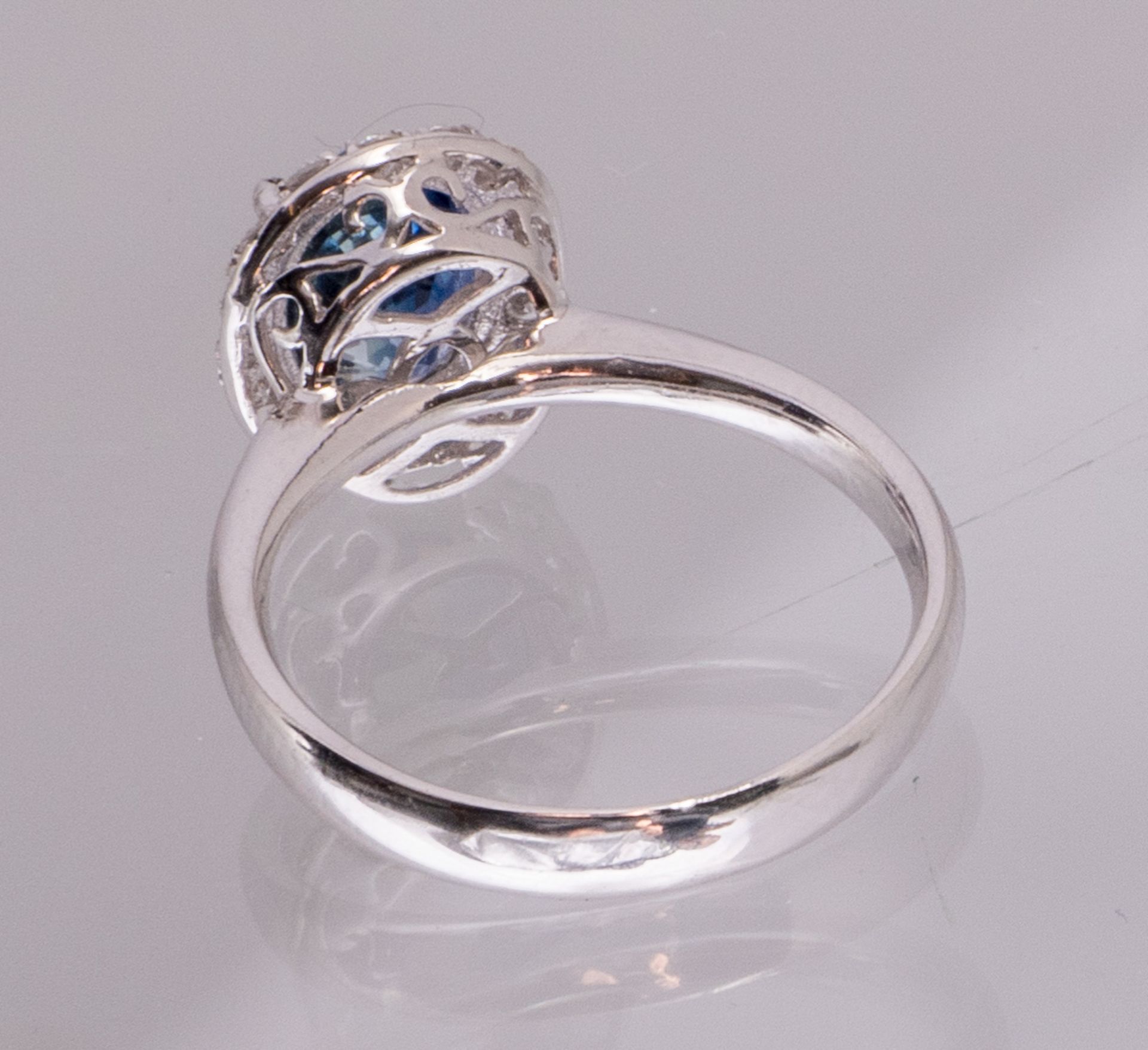 An 18ct white golden ring set with brilliants and a sapphire - Total weight: about 3,7g - Bild 3 aus 10
