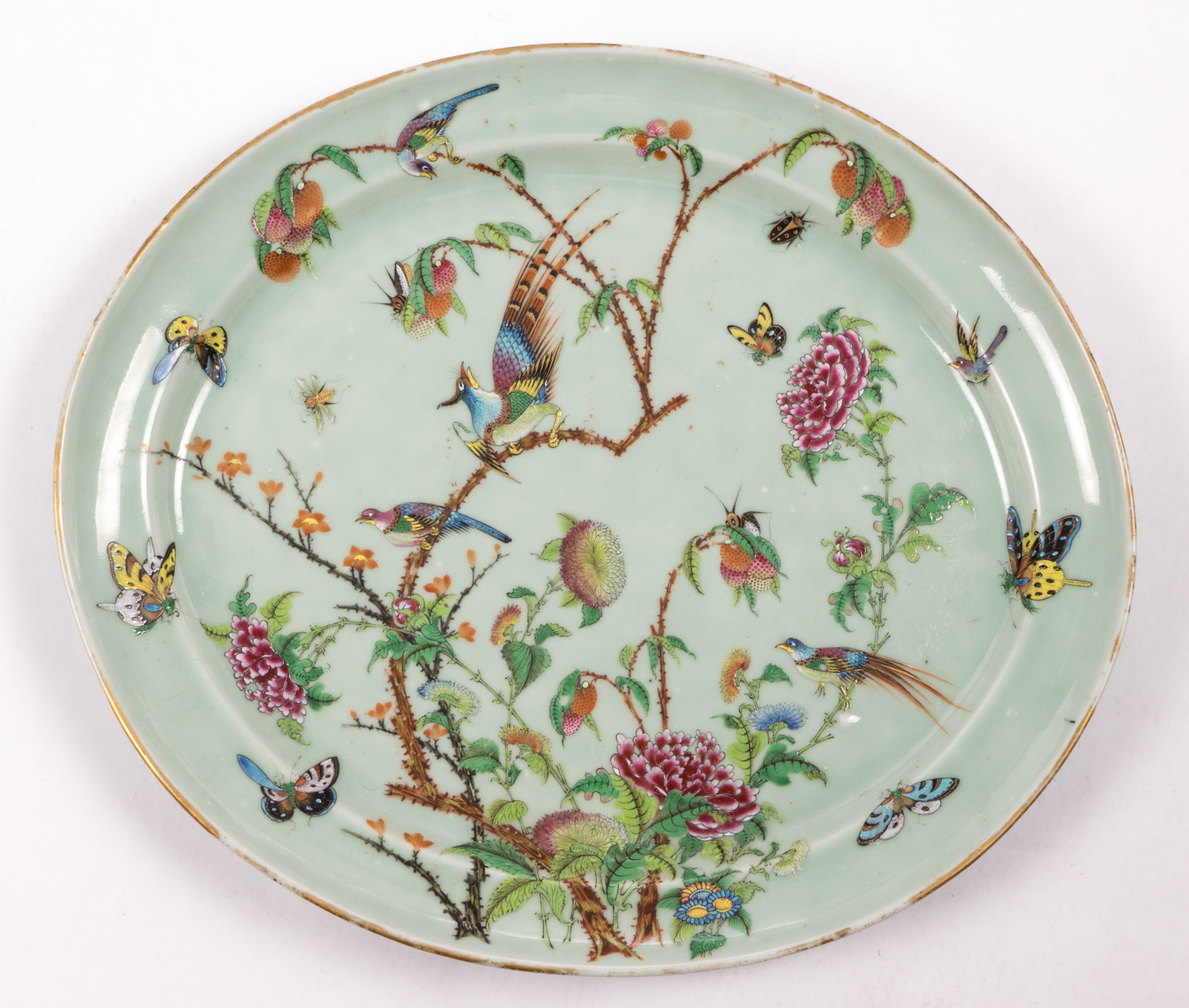 A Chinese oval celadon ground famille rose decorated plate with birds on flower branches and - Bild 2 aus 5