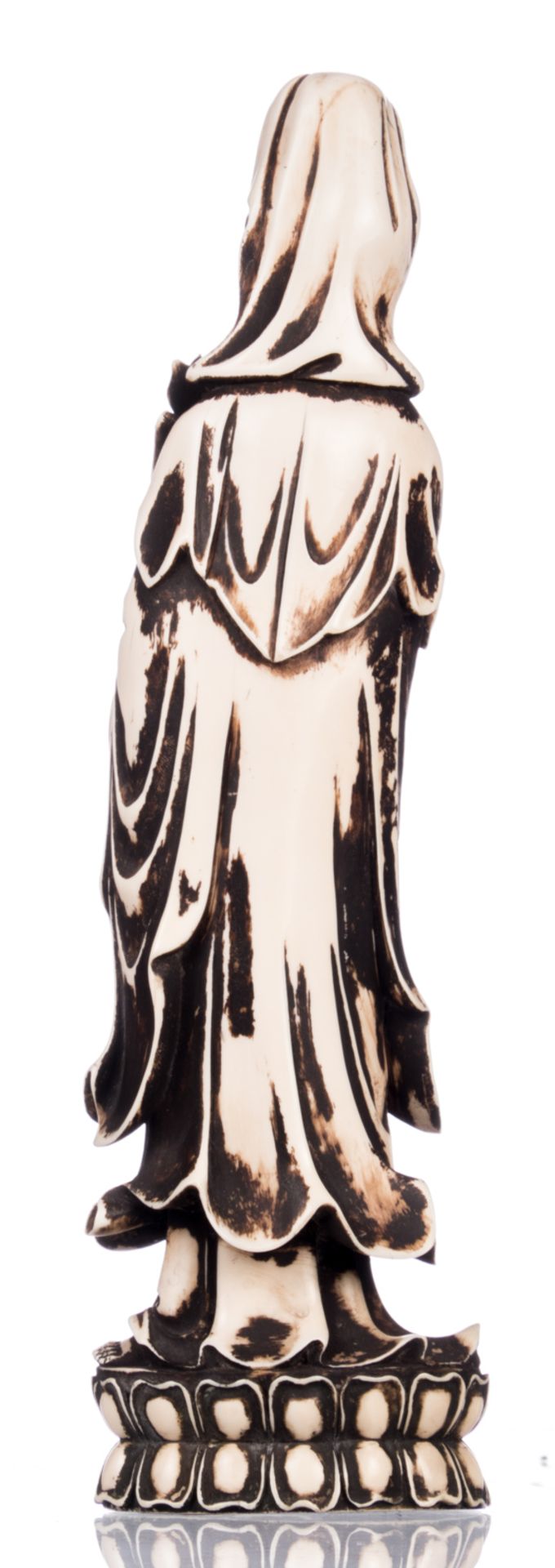 A Chinese patinated ivory Guanyin, first half of the 20thC, H 30,9 cm - Weight: 987g; added two - Bild 5 aus 9