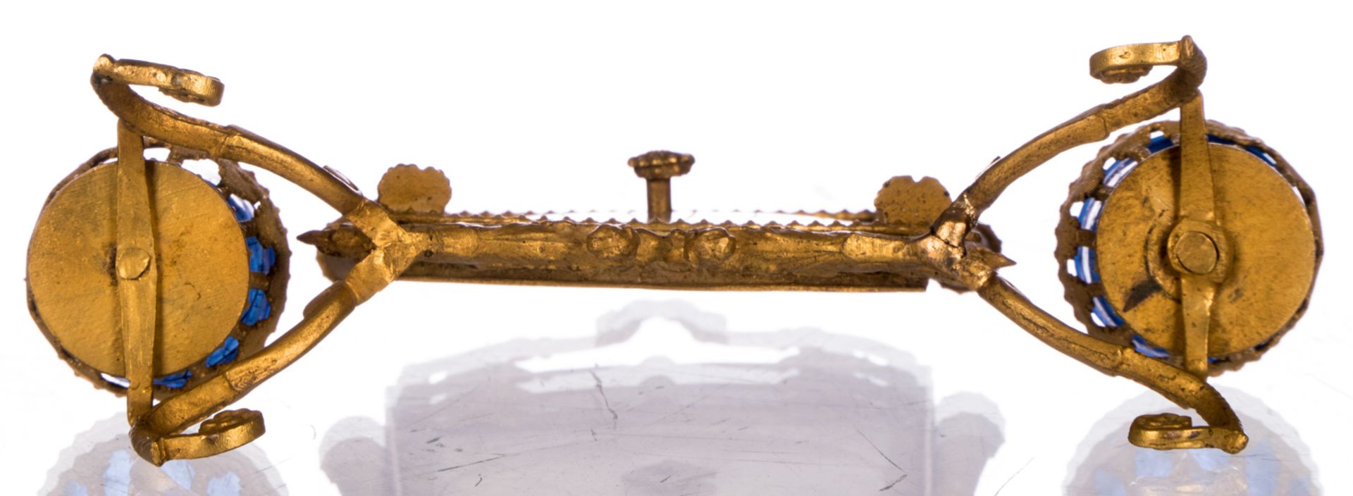A rare inkwell as 'calendrier perpétuel', gilt brass and mother of pearl, with its original glass - Bild 6 aus 8