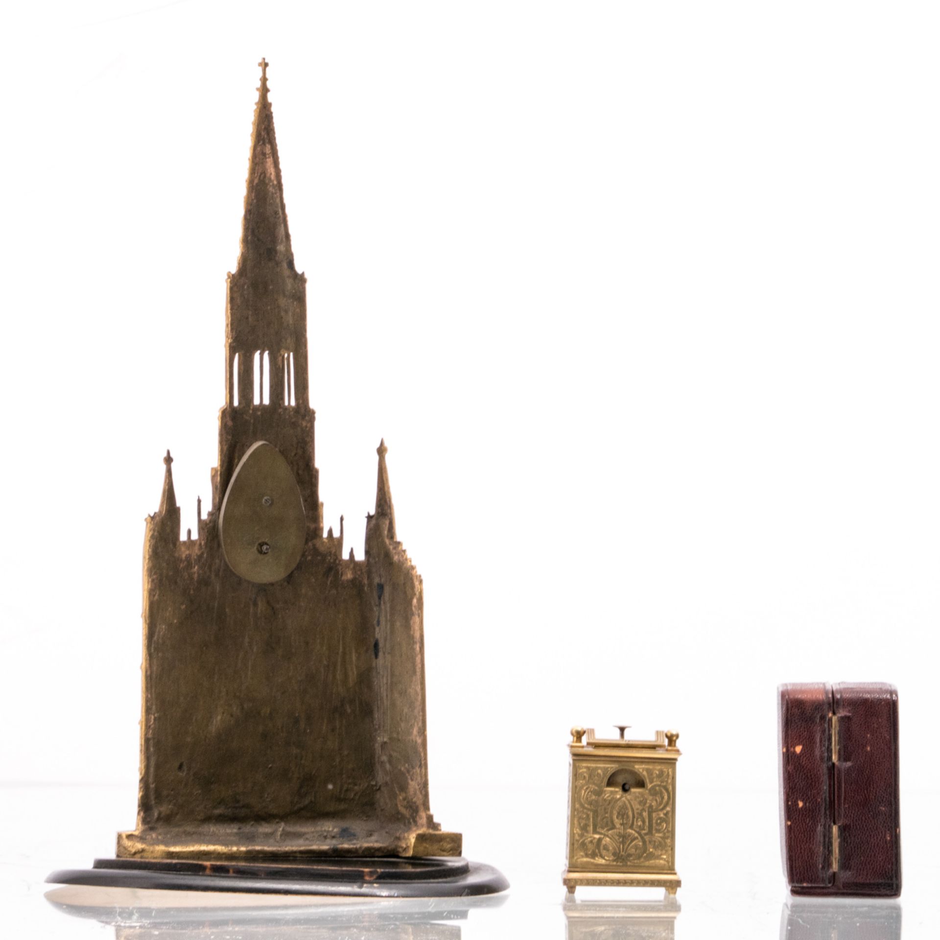 A 19thC gilt bronze miniature clock à la cathédrale; added a 19thC gilt bronze Historism small table - Bild 5 aus 9