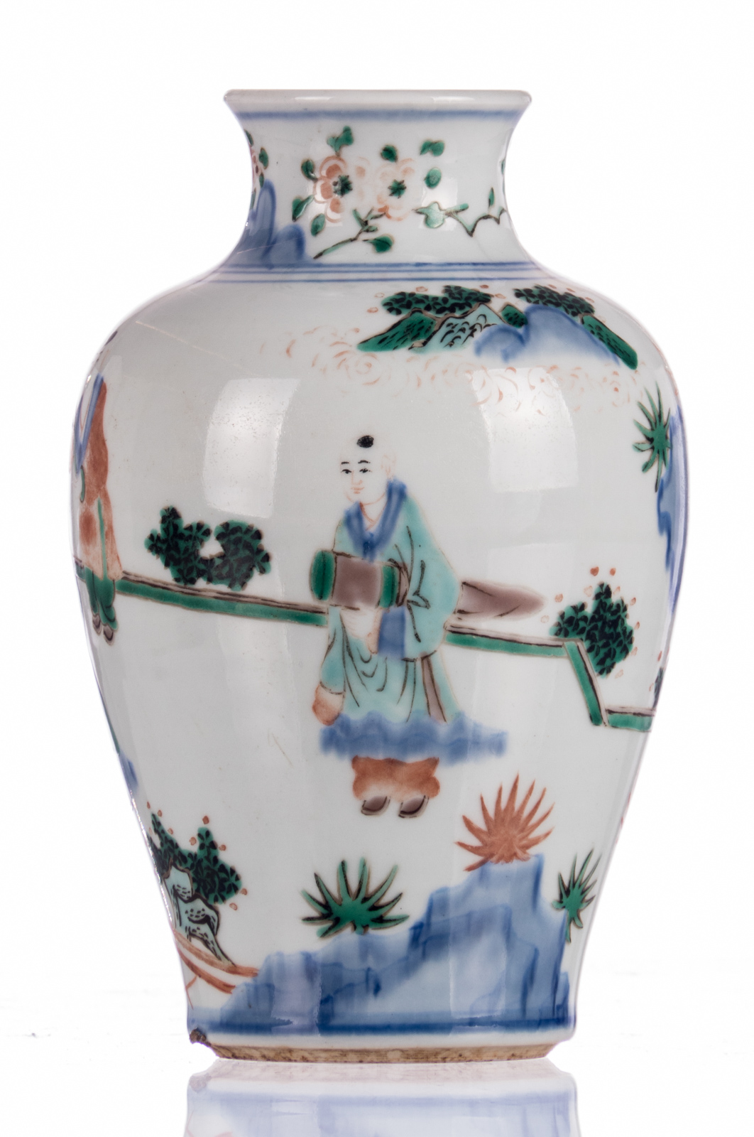 A Chinese wucai vase, overall decorated with figures on a terrace, H 18,5 cm - Bild 2 aus 6