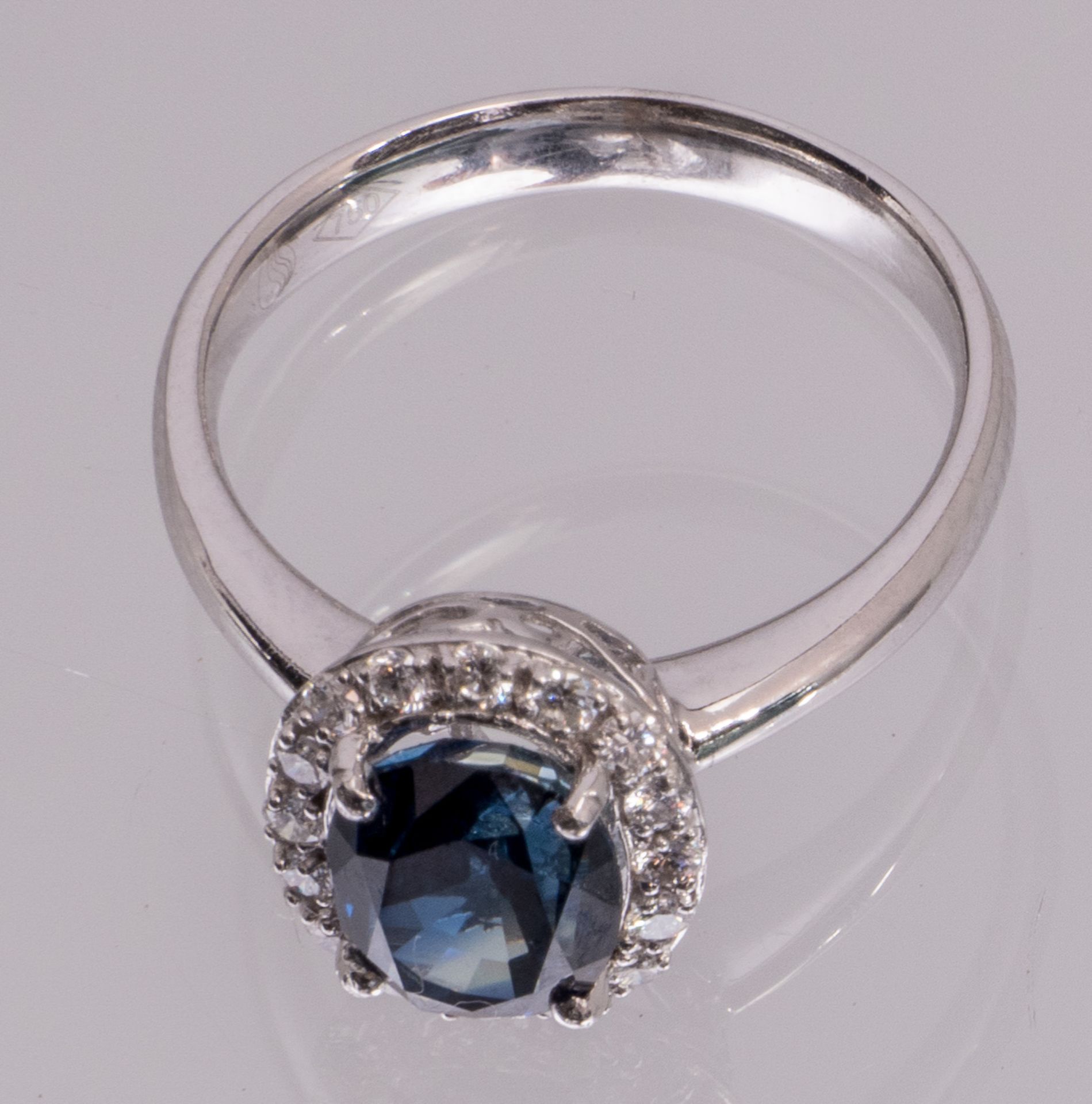 An 18ct white golden ring set with brilliants and a sapphire - Total weight: about 3,7g - Bild 4 aus 10