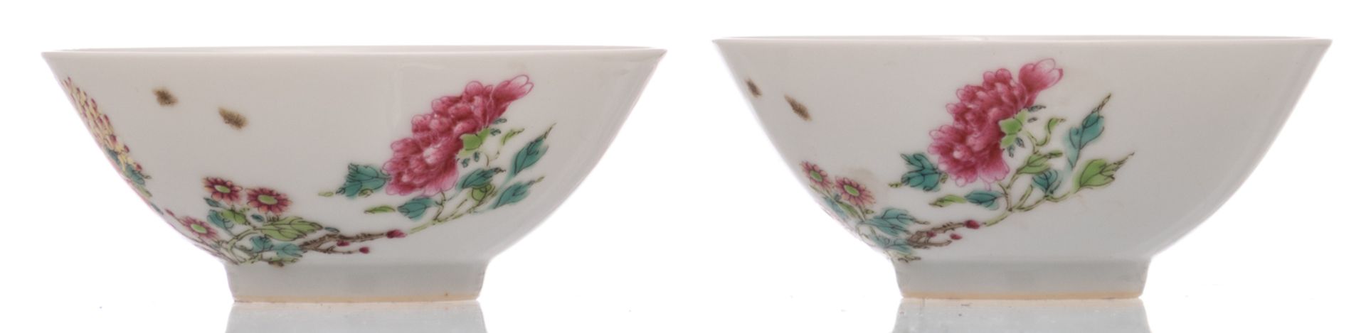 Two Chinese polychrome decorated cups with flower branches, with a Yongzheng mark, H 4 - ø 10,5 cm - Bild 4 aus 7