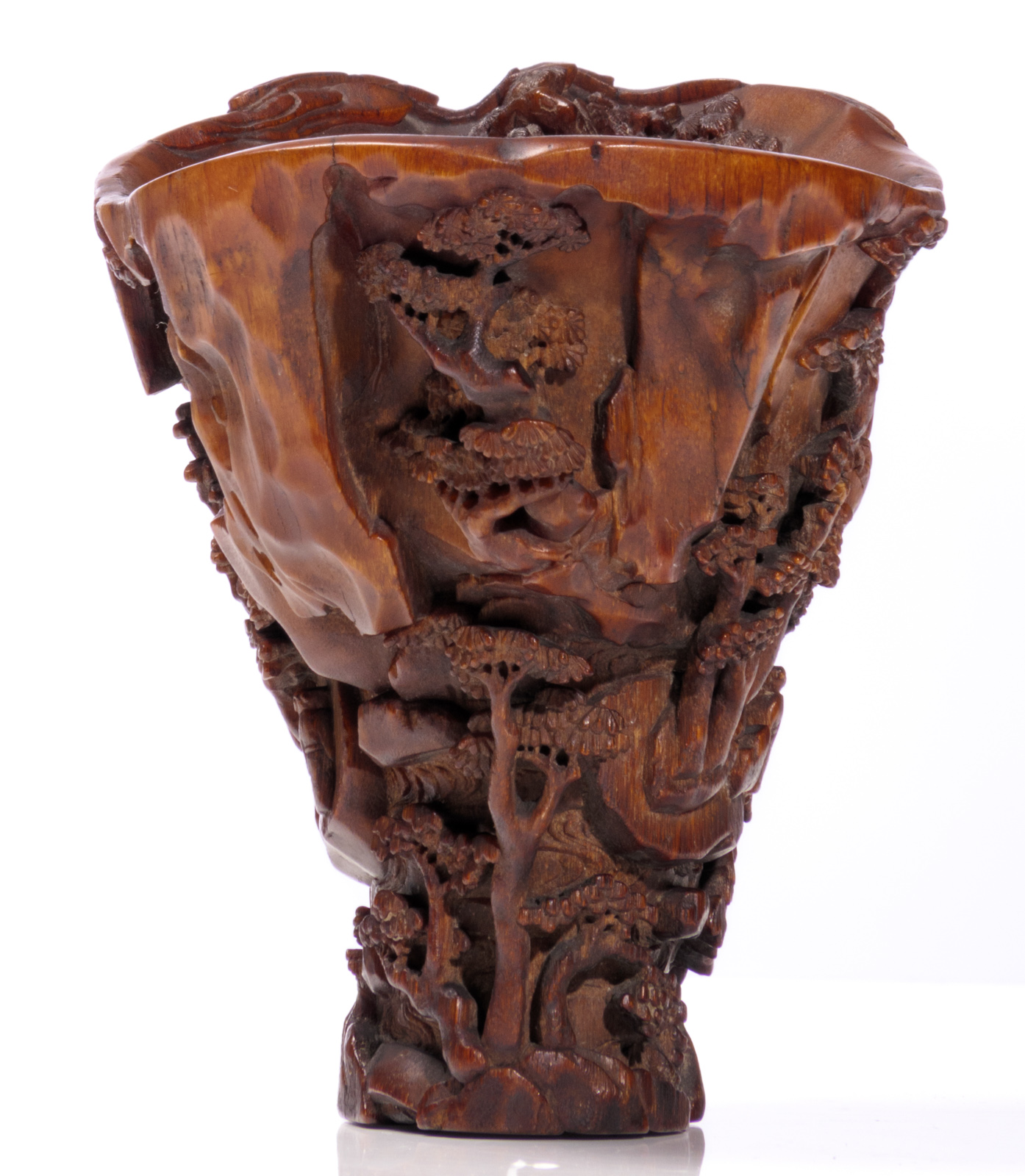 An extraordinary finely carved rhinoceros horn libation cup, the flaring sides finely carved in - Bild 5 aus 7