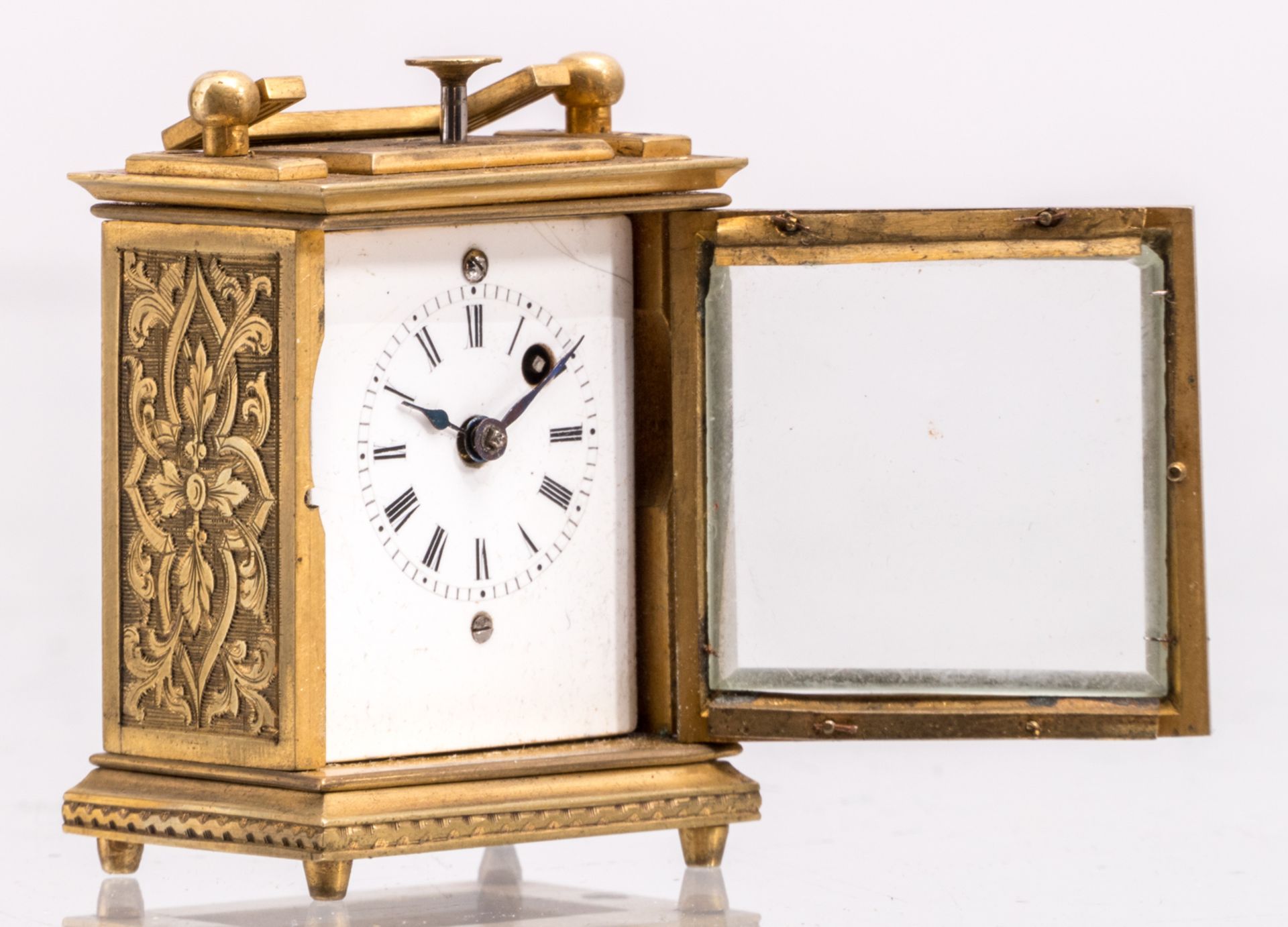 A 19thC gilt bronze miniature clock à la cathédrale; added a 19thC gilt bronze Historism small table - Bild 9 aus 9