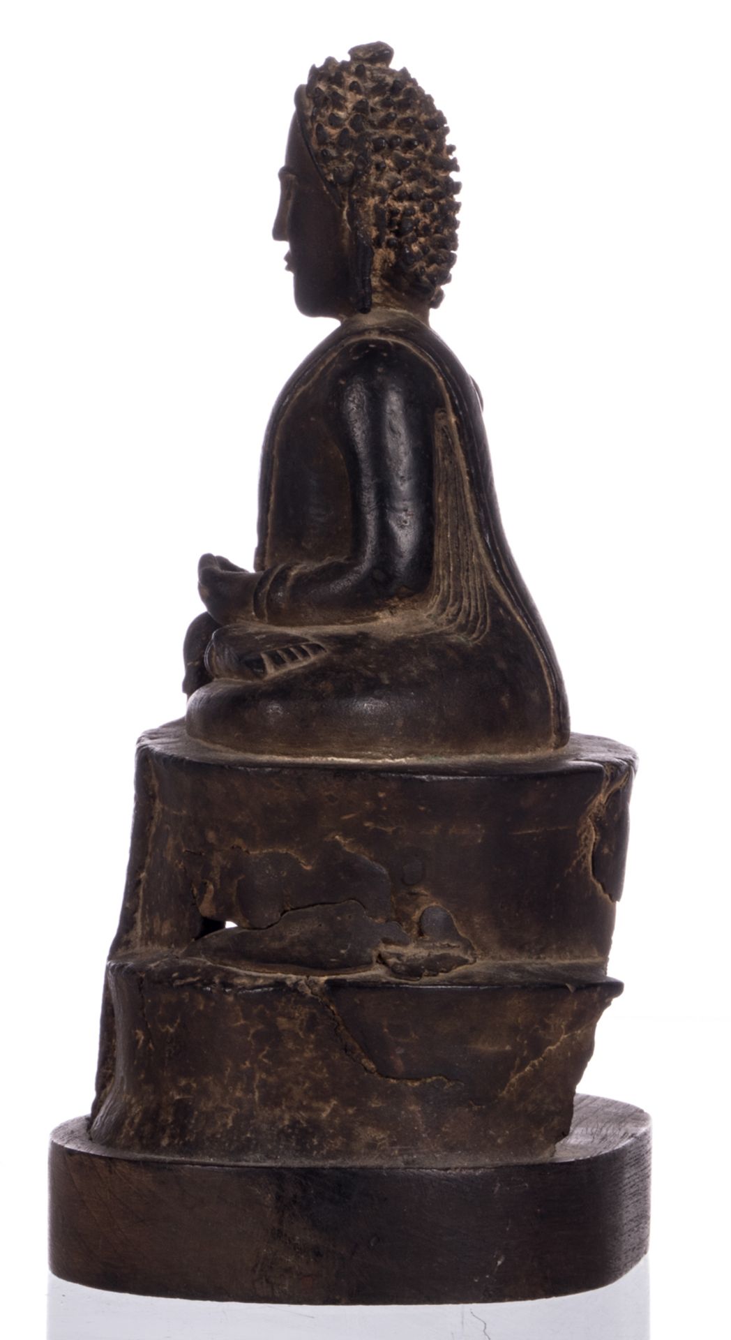 An Oriental seated bronze Buddha on a matching wooden base, Thailand, (with certificate), H 23,5 ( - Bild 2 aus 9