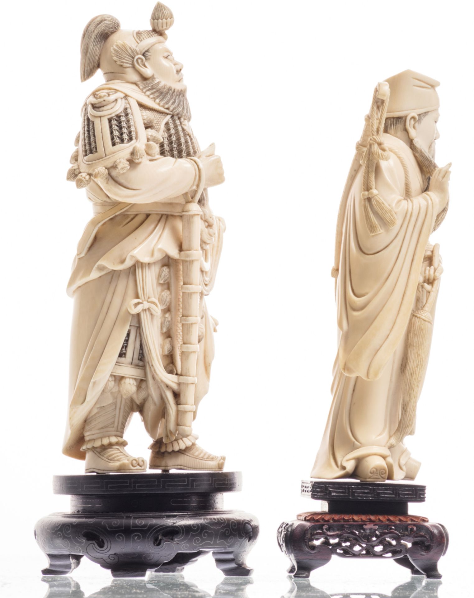 Two Chinese carved ivory figures of the Immortal Lu Dongbin and the warrior Guan Yu, both on a - Bild 4 aus 6