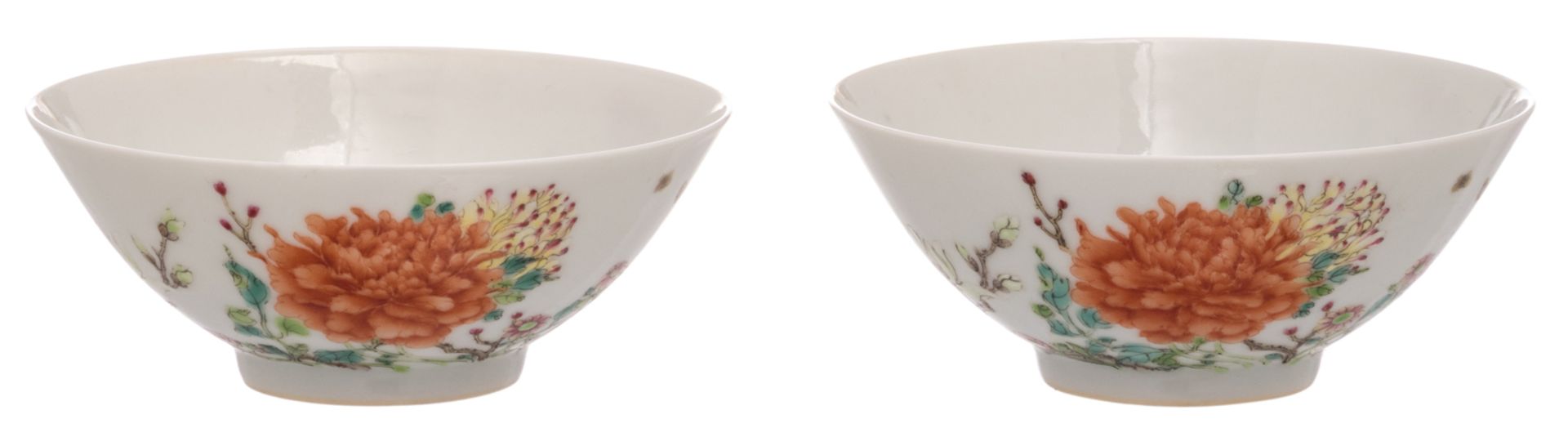 Two Chinese polychrome decorated cups with flower branches, with a Yongzheng mark, H 4 - ø 10,5 cm