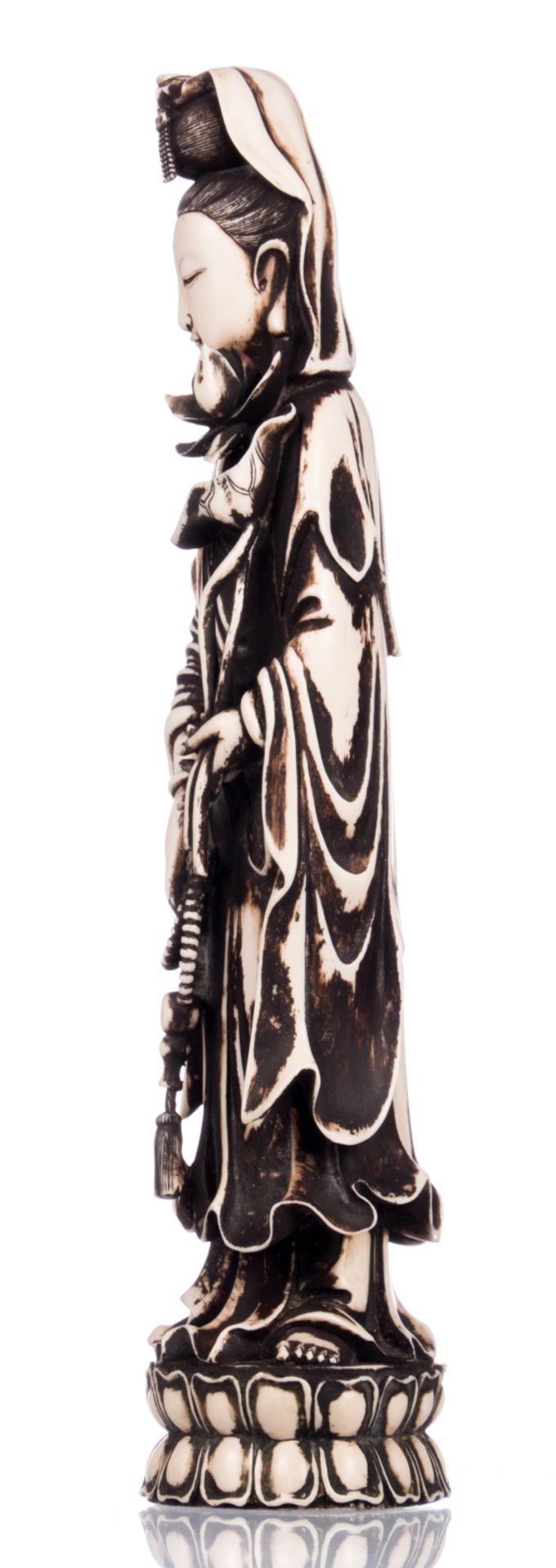 A Chinese patinated ivory Guanyin, first half of the 20thC, H 30,9 cm - Weight: 987g; added two - Bild 3 aus 9