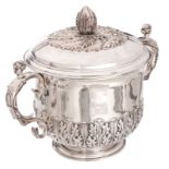 A silver terrine, London hallmark, date letter 1901, maker's mark Edward Barnard & Sons Ltd., H 31 -