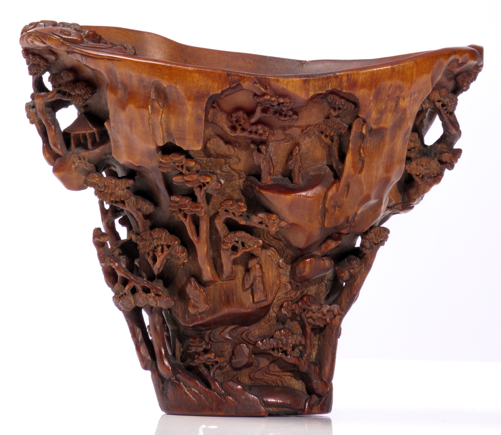 An extraordinary finely carved rhinoceros horn libation cup, the flaring sides finely carved in - Bild 2 aus 7