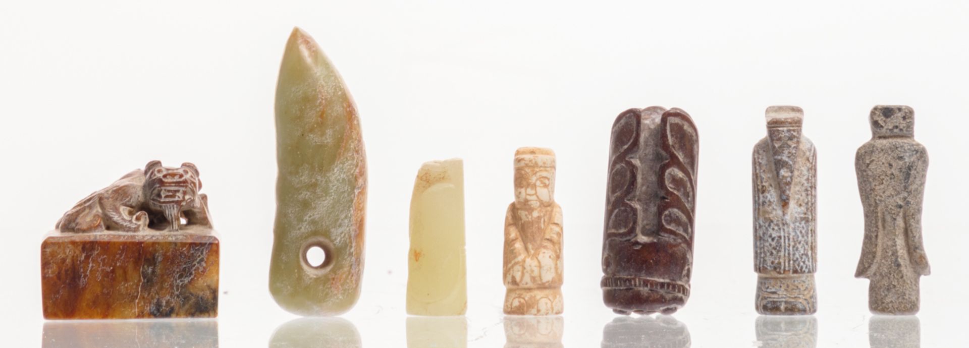 An important collection of Chinese carved jade ceremonial and ritual items: various bi disks, - Bild 12 aus 25