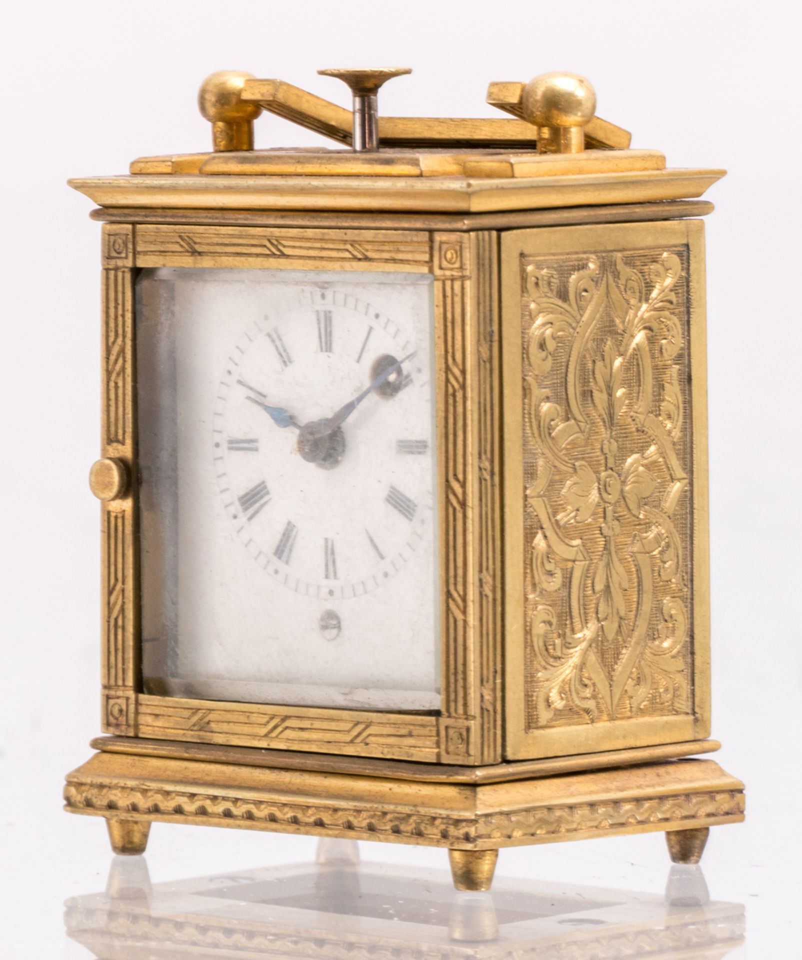 A 19thC gilt bronze miniature clock à la cathédrale; added a 19thC gilt bronze Historism small table - Bild 8 aus 9