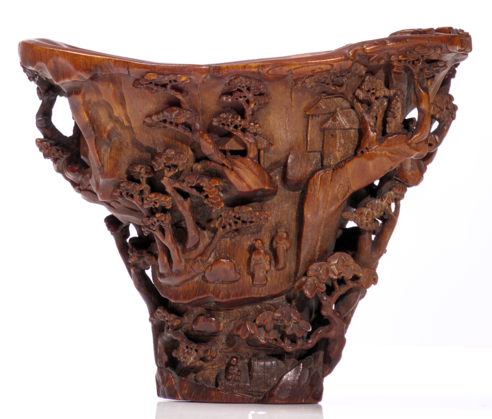 An extraordinary finely carved rhinoceros horn libation cup, the flaring sides finely carved in - Bild 4 aus 7