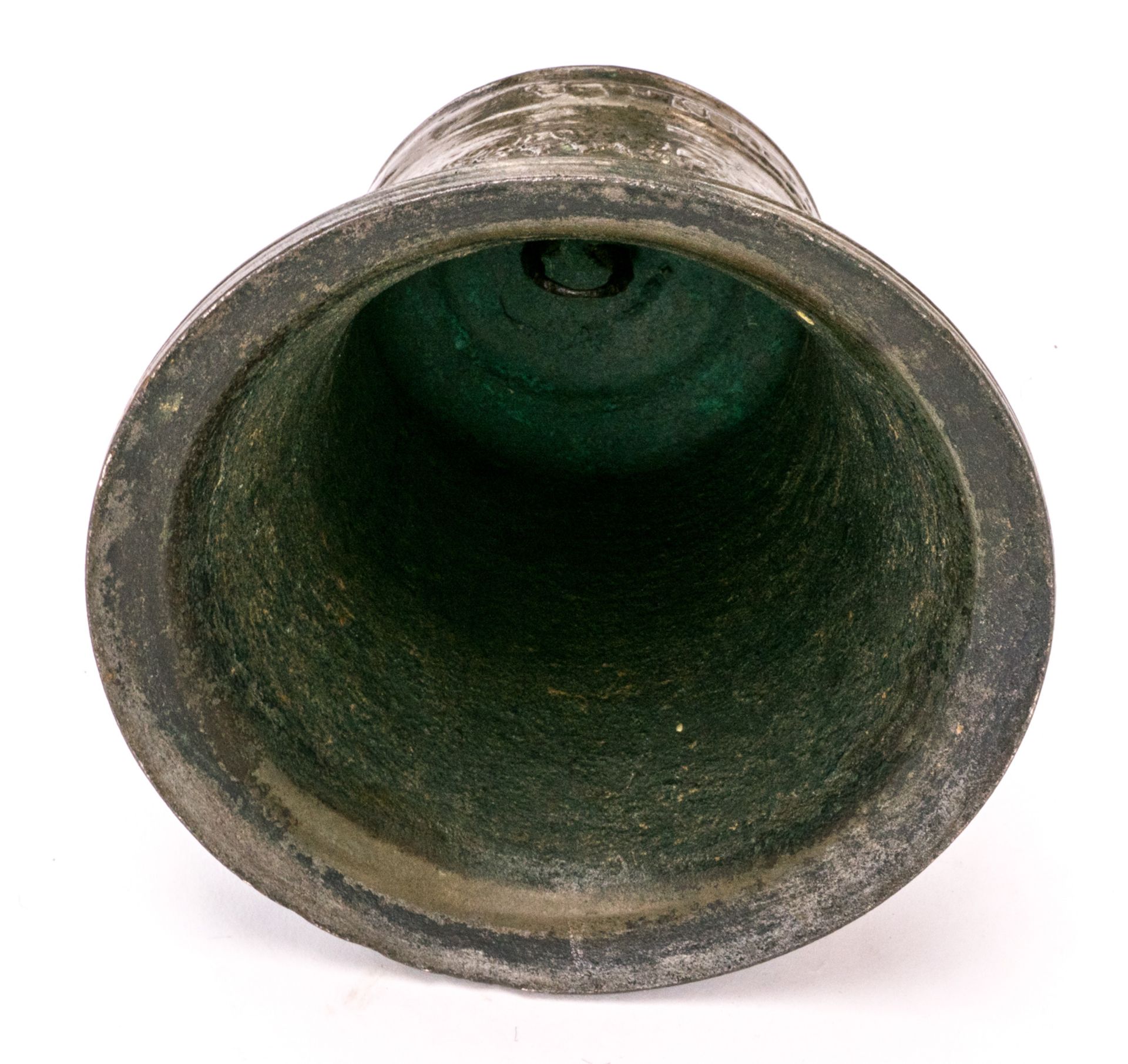 A bronze bell, dated 1688; a 19thC Middle Eastern cast iron recipient, a large bronze mortar and - Bild 9 aus 12