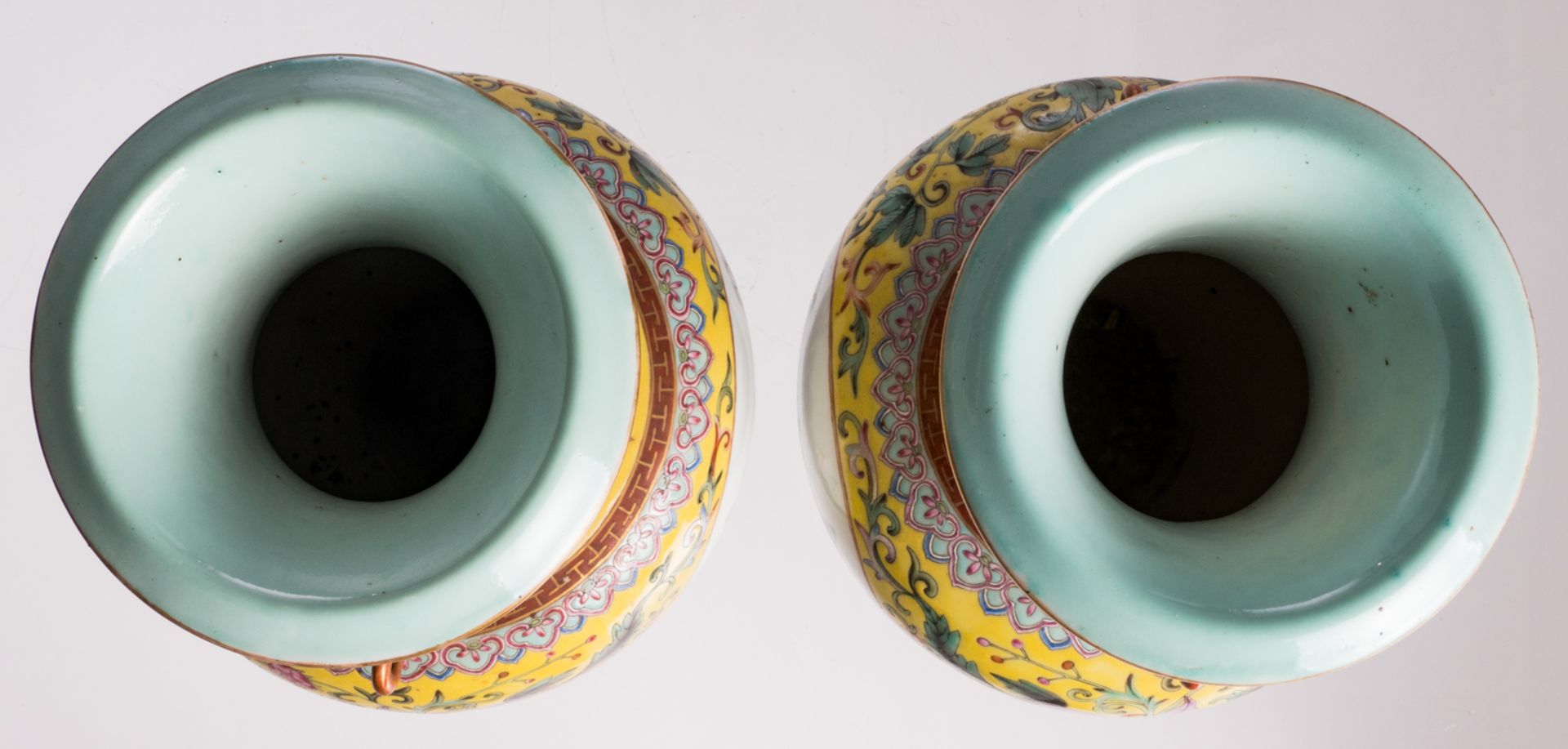 A pair of Chinese yellow ground polychrome and floral decorated vases, the roundels with mountainous - Bild 5 aus 8