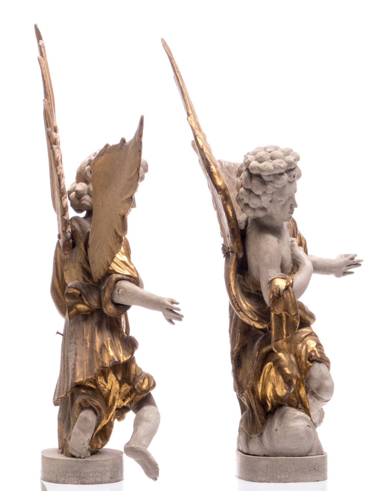 A pair of 18thC polychrome and gilt decorated limewood altar angels, H 84 cm - Bild 4 aus 6