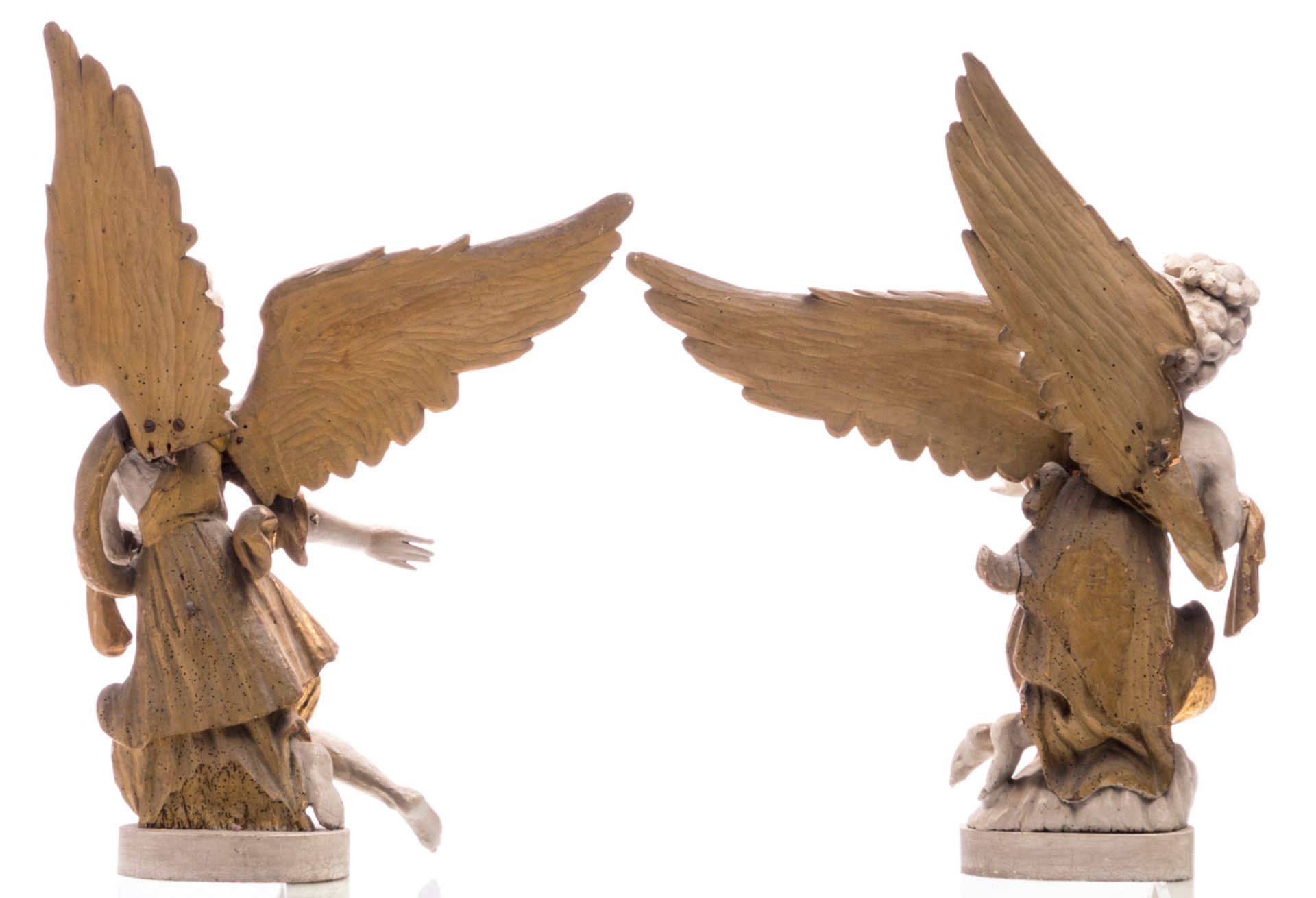 A pair of 18thC polychrome and gilt decorated limewood altar angels, H 84 cm - Bild 3 aus 6